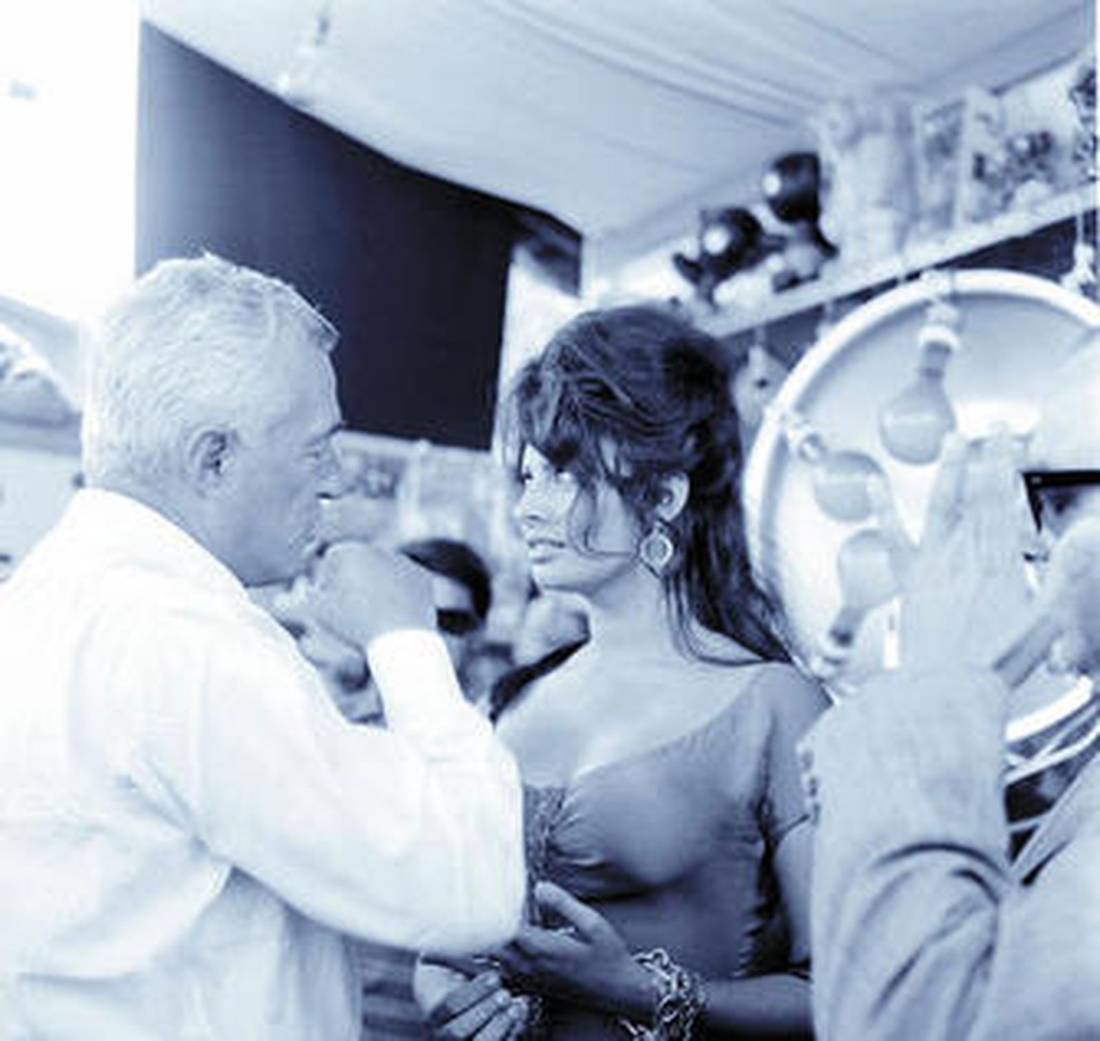 Sofía Loren junto al cineasta italiano Vittorio de Sica en los años 60.