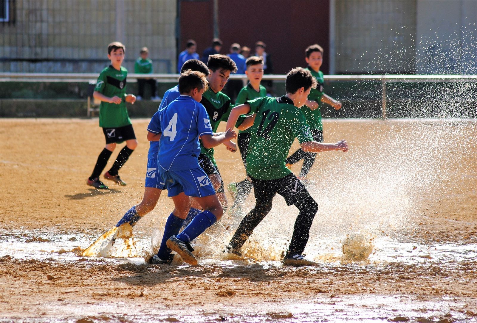 Campo de fútbol Virgen del Carmen convertido en un lodazal tras la lluvia.
