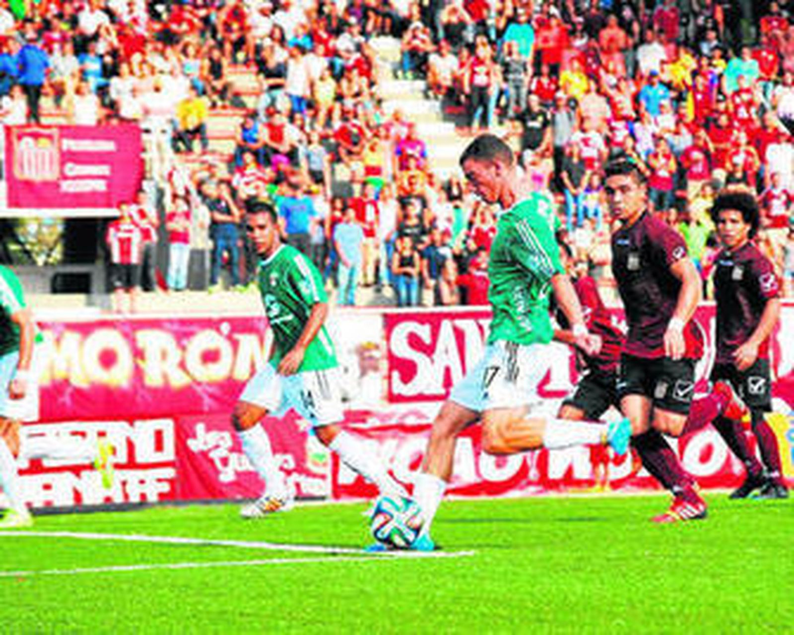 Mikel Villanueva dispara a portería.