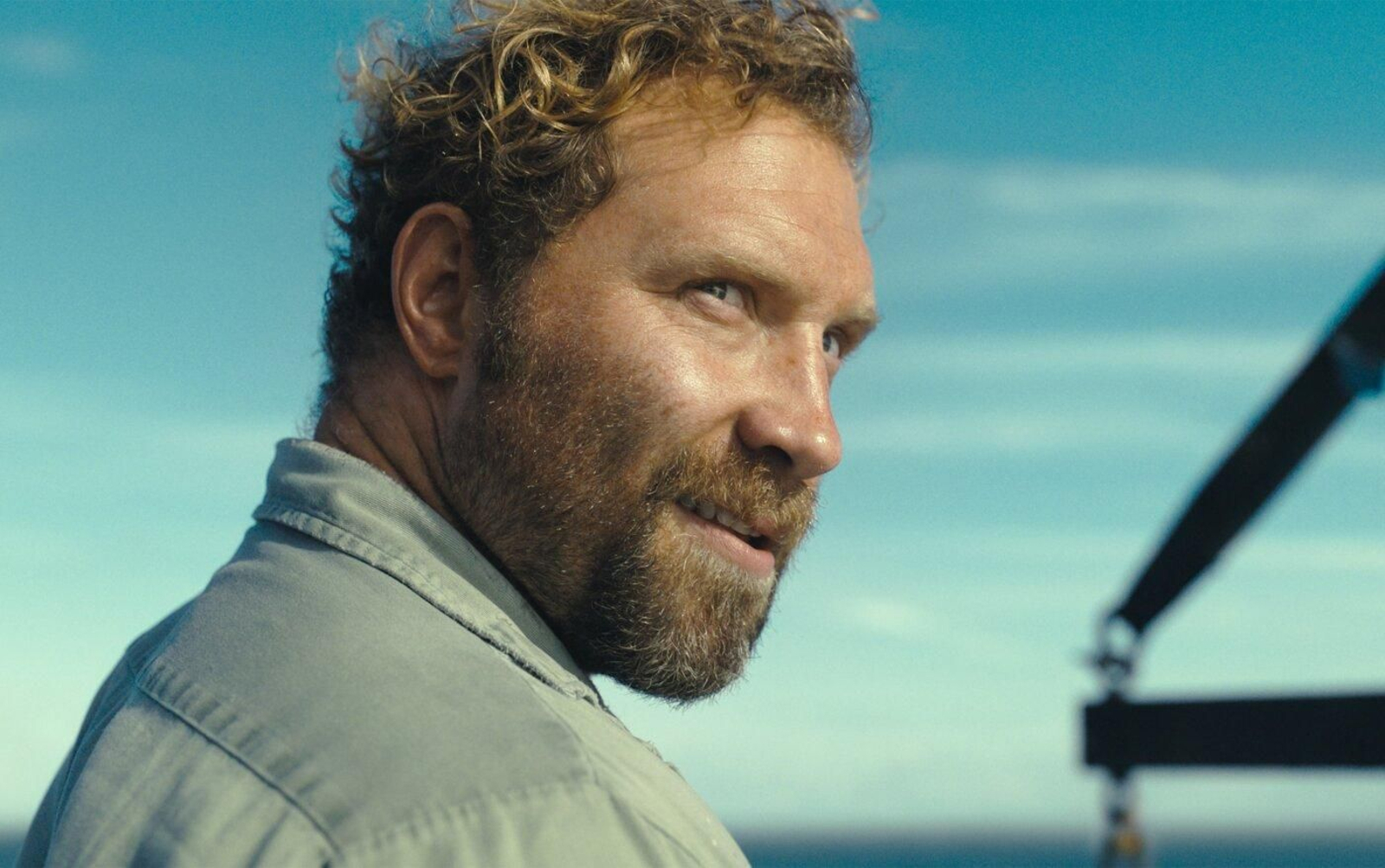 Jai Courtney es un asesino fascinado con el mundo de los tiburones.