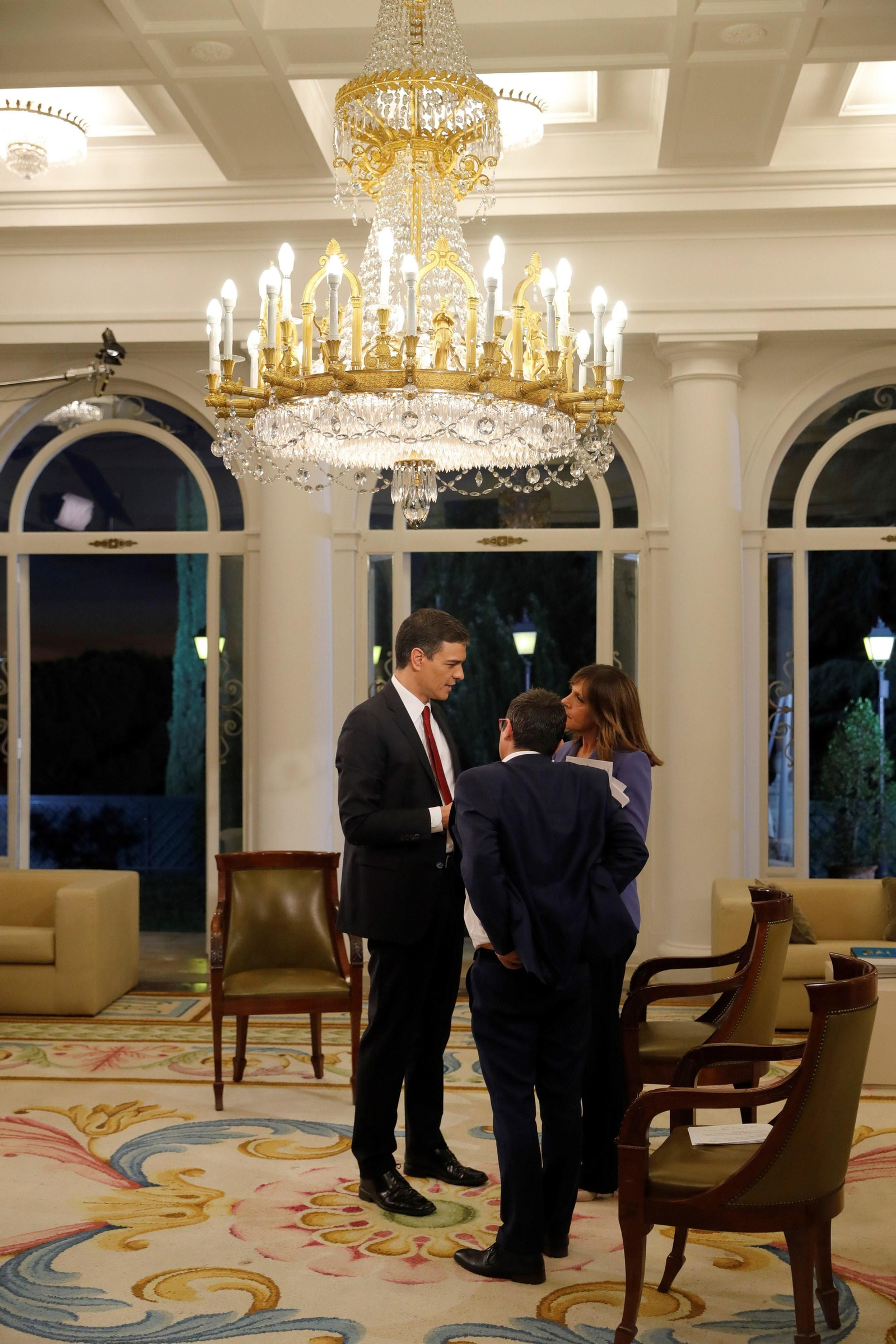 La primera entrevista de Pedro Sánchez como presidente, en imágenes