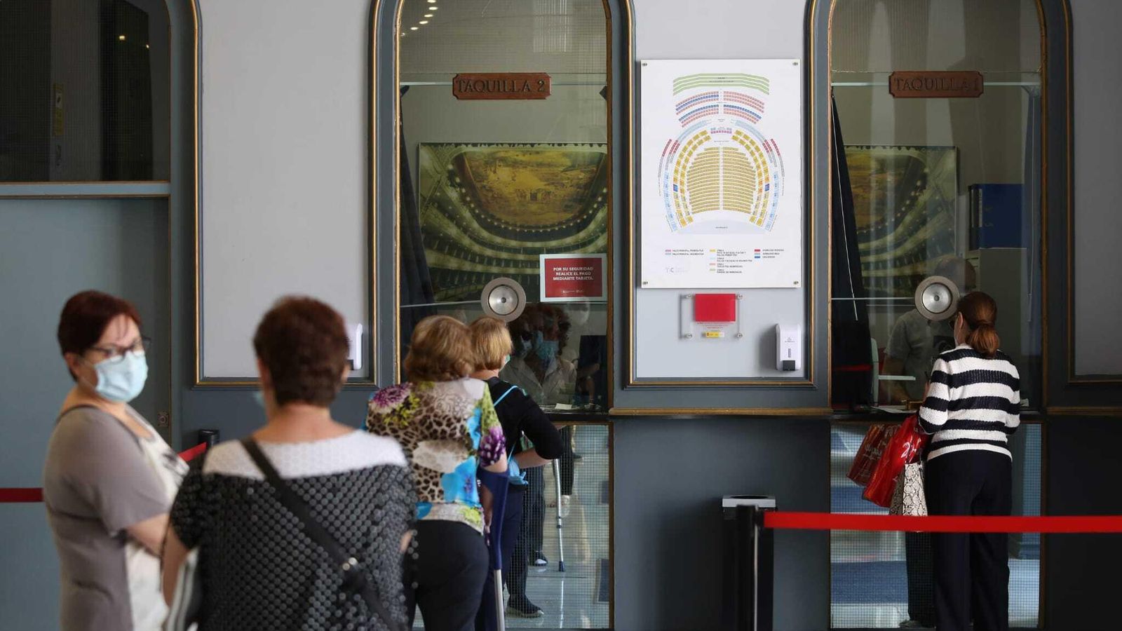 Colas en las taquillas del Teatro Cervantes.