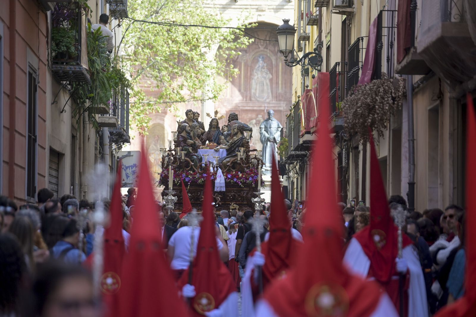 Así vivió Granada la salida de la Hermandad de la Santa Cena Sacramental 2025