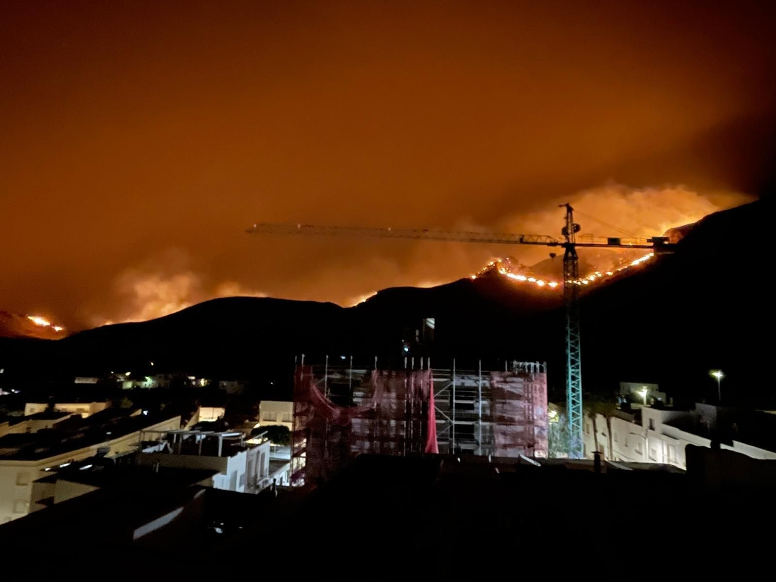 Imágenes del primer gran incendio en Almería a las puertas del verano