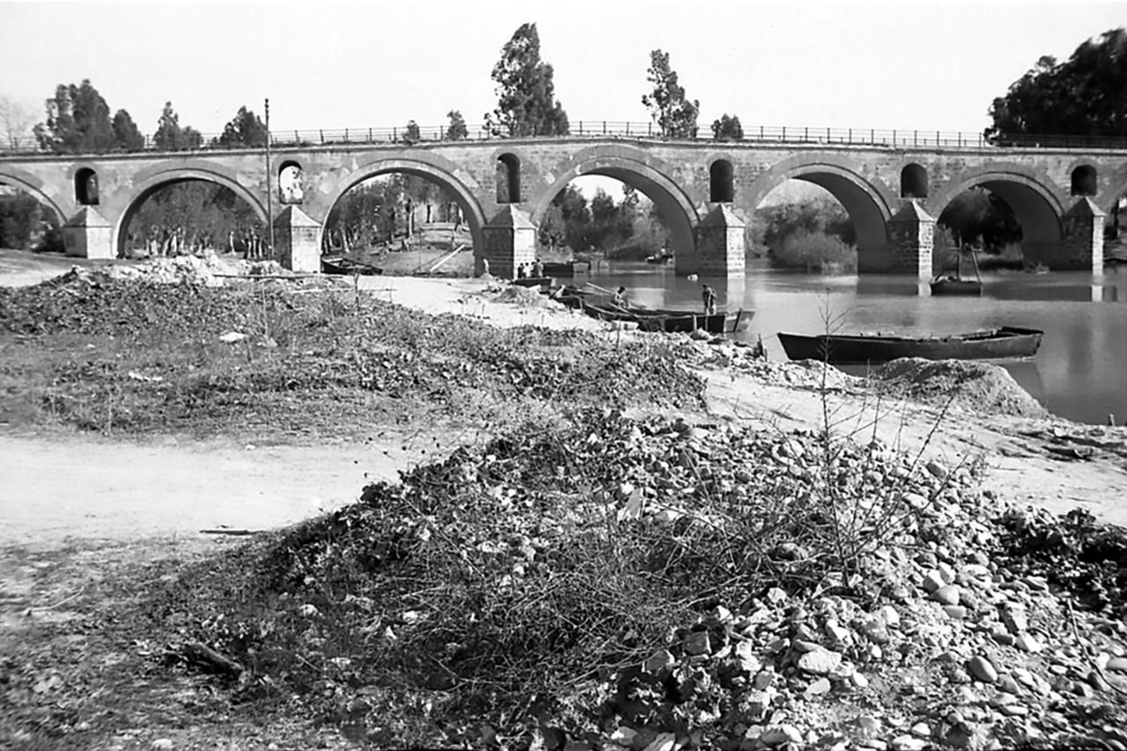 Acopio de áridos junto al puente. C. 1969. Genaro Capote