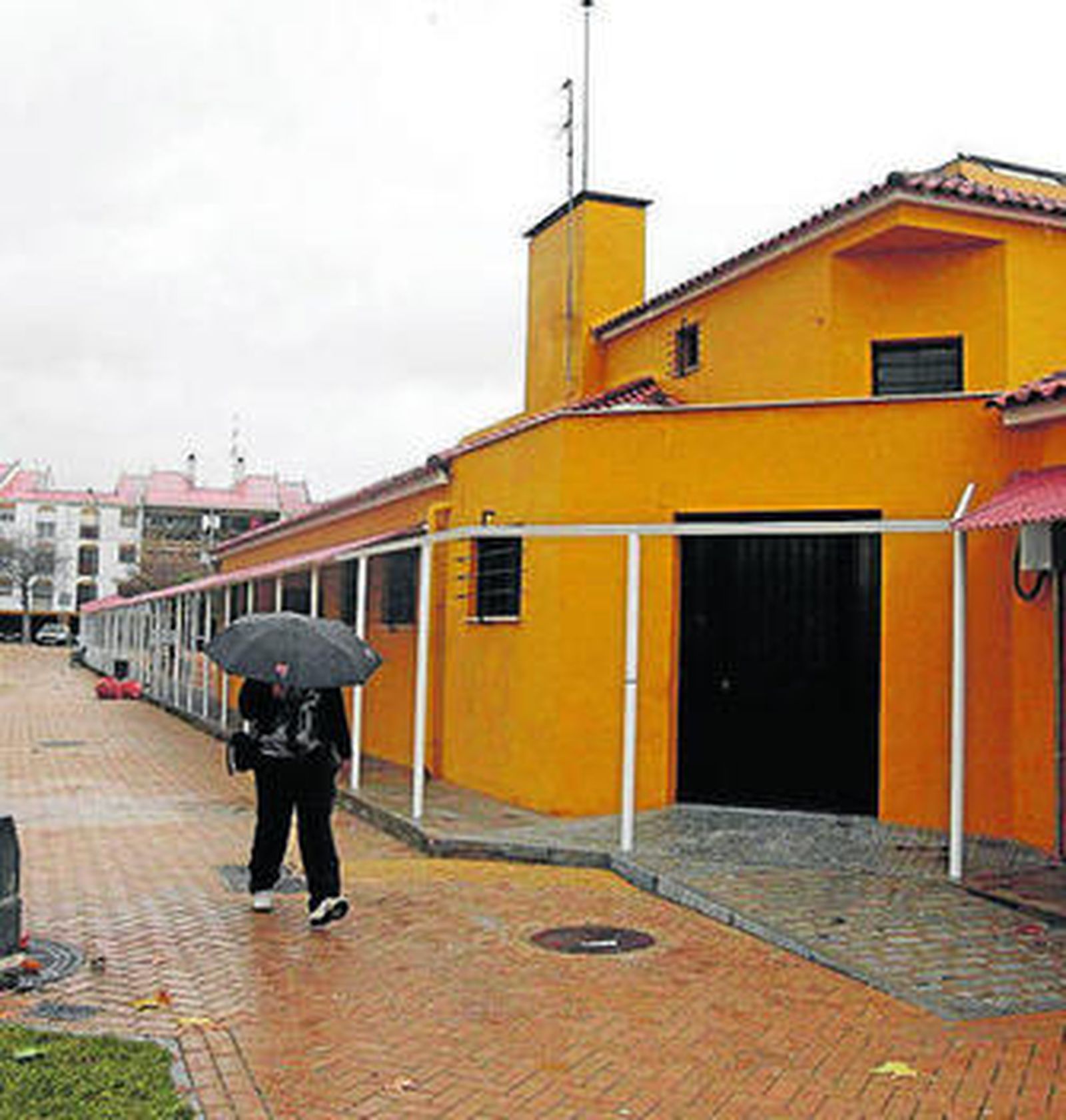 Un vecinos pasa delante del centro cívico Vallehermoso.