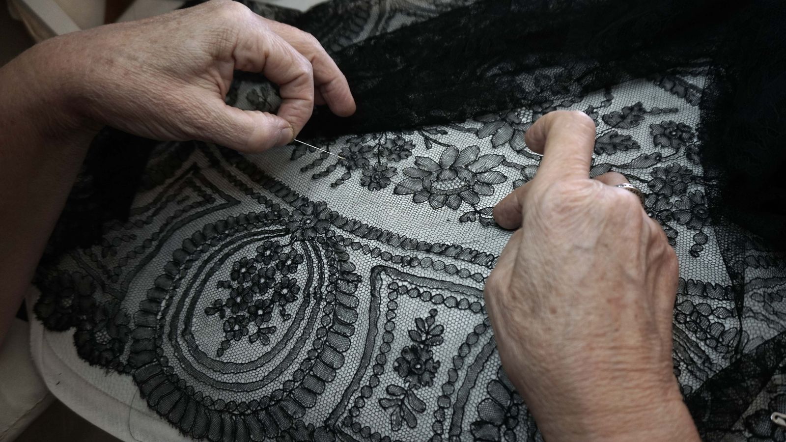 Detalle del trabajo de restauración que realiza María Ramos en su taller de José Laguillo.
