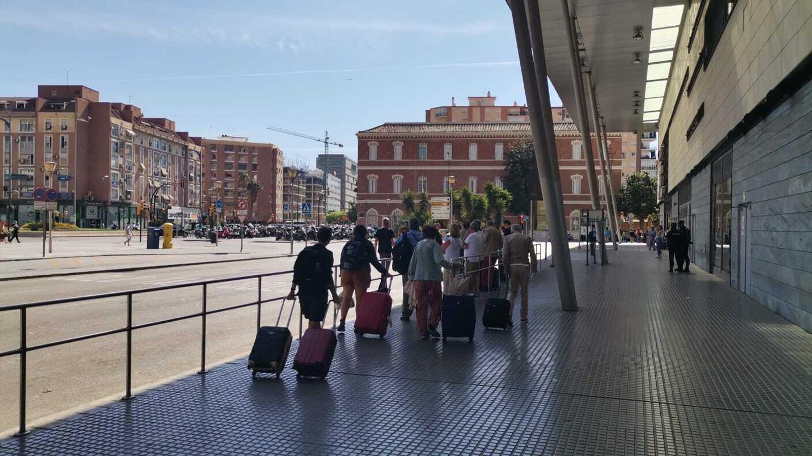 Cola de viajeros en la parada de taxi de María Zambrano a las 12.30.