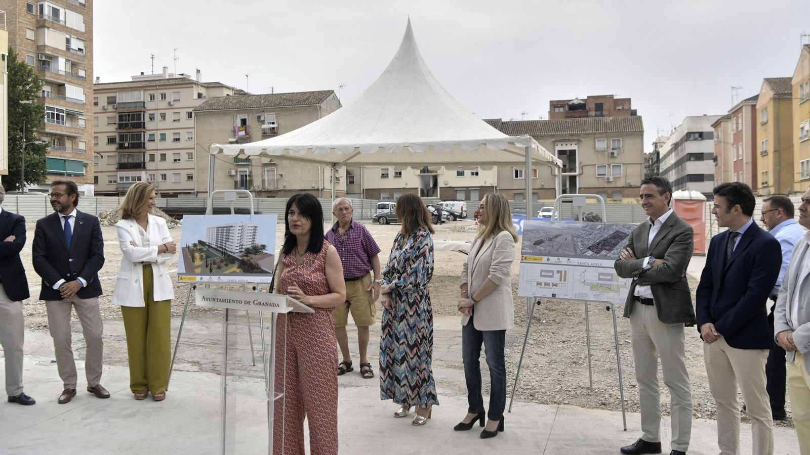 Declaraciones a los medios de comunicación antes de iniciar el acto de colocación de la primera piedra en el nuevo edificio de Sata Adela