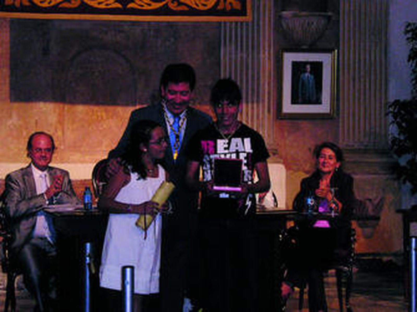 Momento en el que el alcalde entrega la medalla de oro a la población a los niños del Consejo de la Infancia.