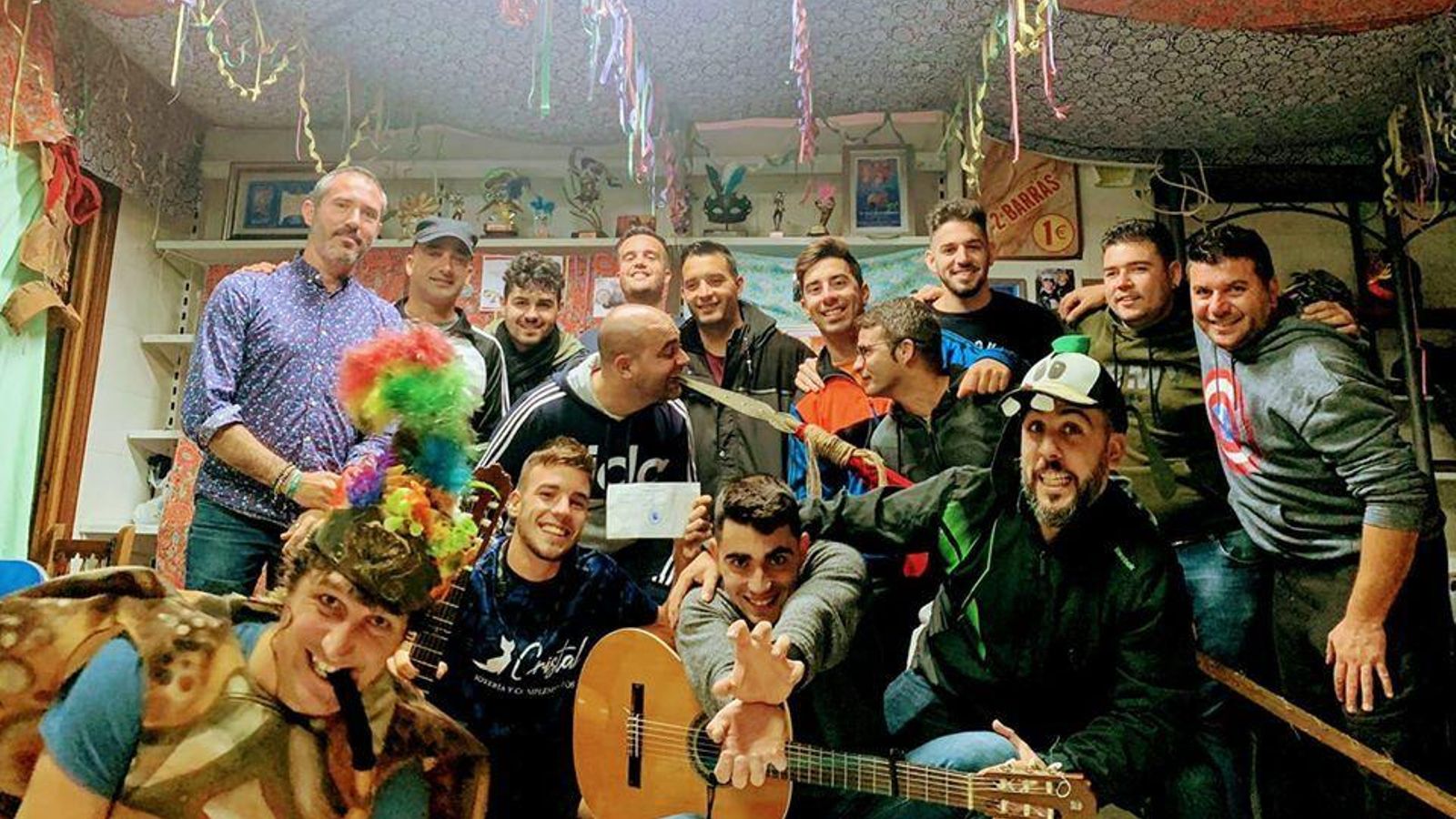 Chirigota El de las llaves con sus muertos