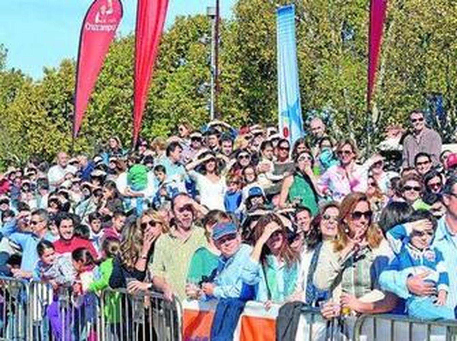 La atestada grada del muelle de Nueva York, meta de la regata.