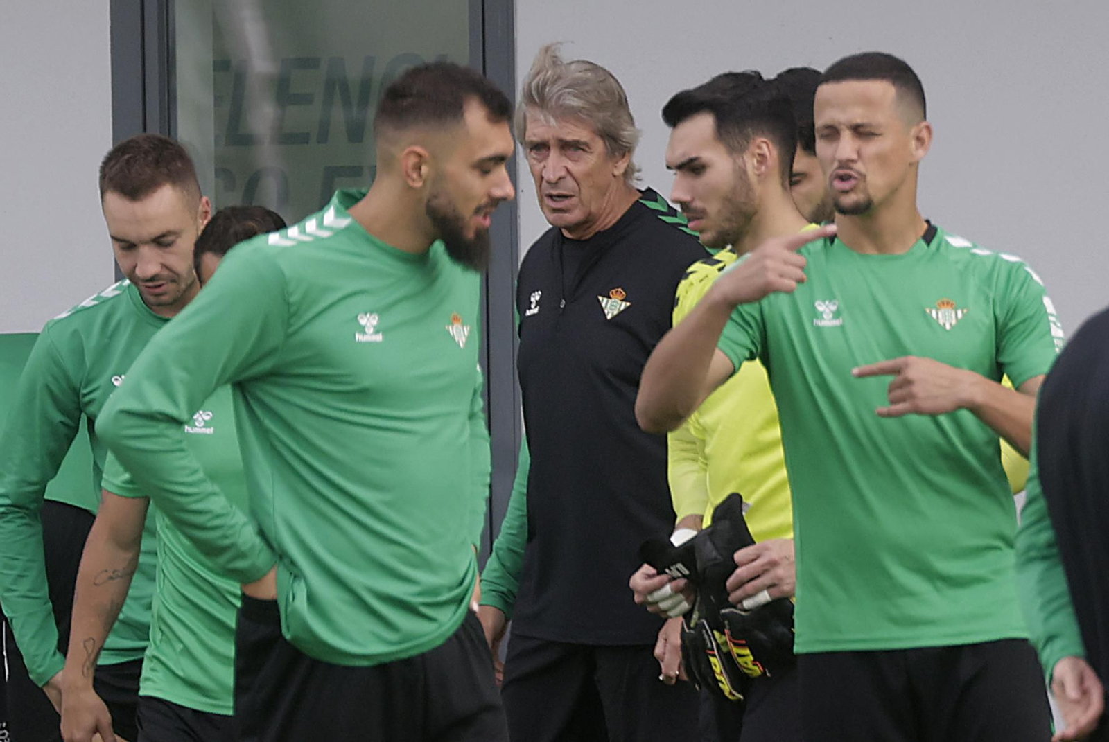 Manuel Pellegrini, en el centro, junto a varios de sus futbolistas en un entrenamiento.