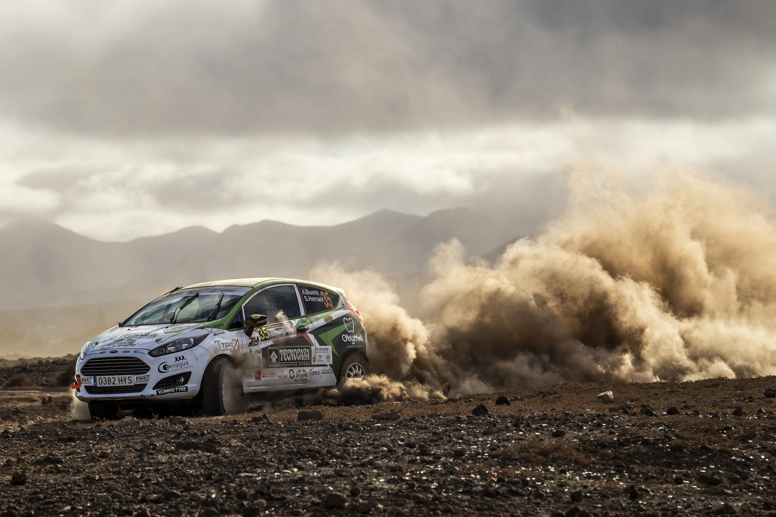 Hermosa imagen del vehículo sobre la pista de la isla de Lanzarote.