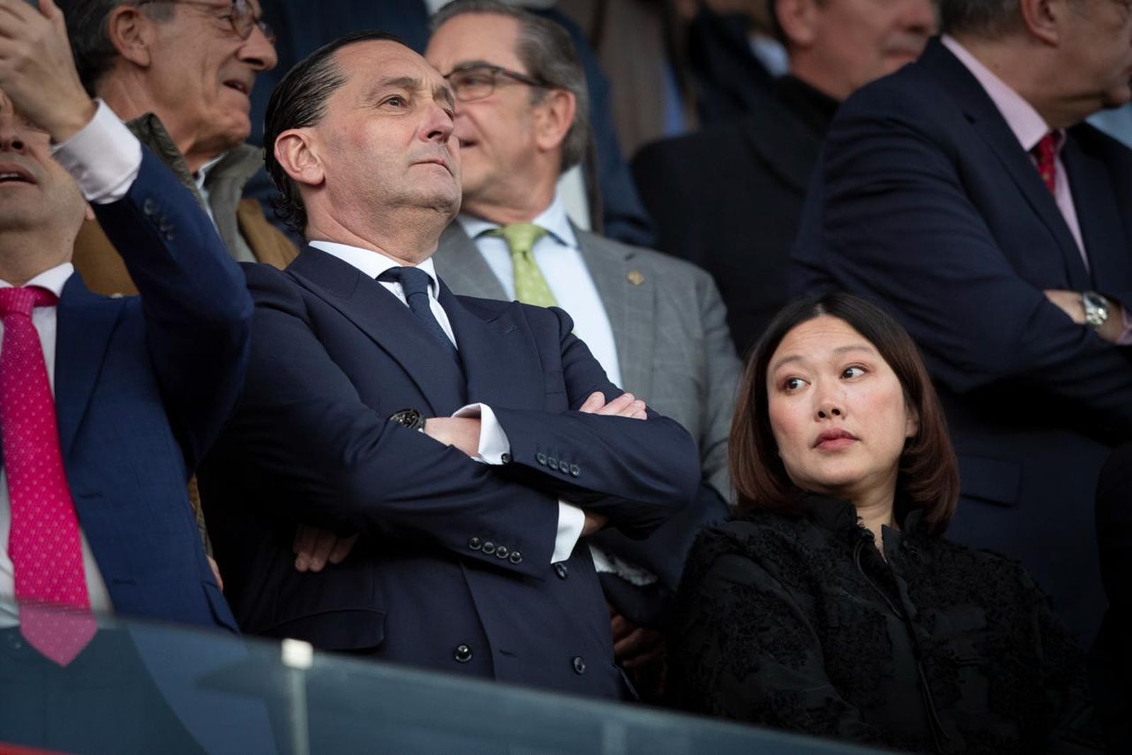 Encuéntrate en la grada del Estadio Nuevo Los Cármenes durante el Granada CF-Málaga CF