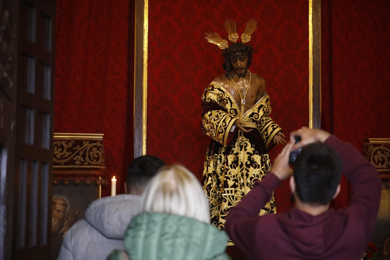 Las mejores imágenes de los besapiés del segundo domingo de Cuaresma en Córdoba