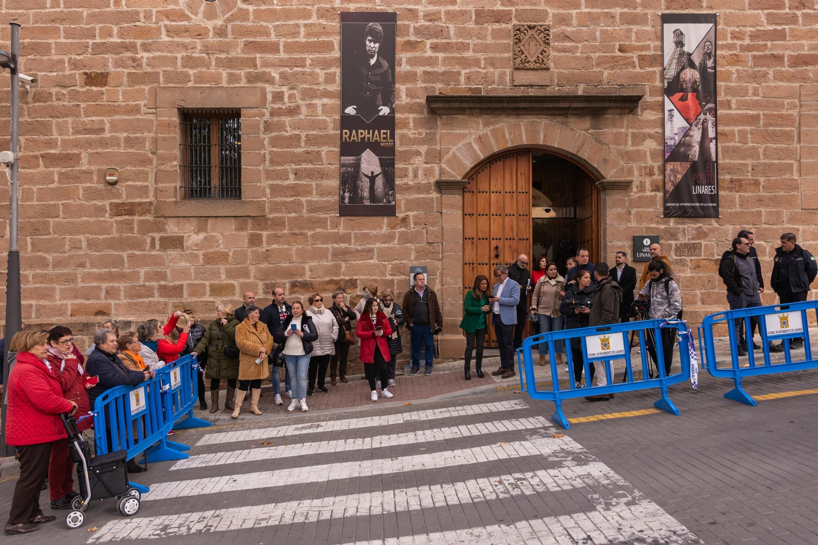 Raphael visita el museo en su honor de Linares tras la cesión trajes y su espectacular coche Lincoln