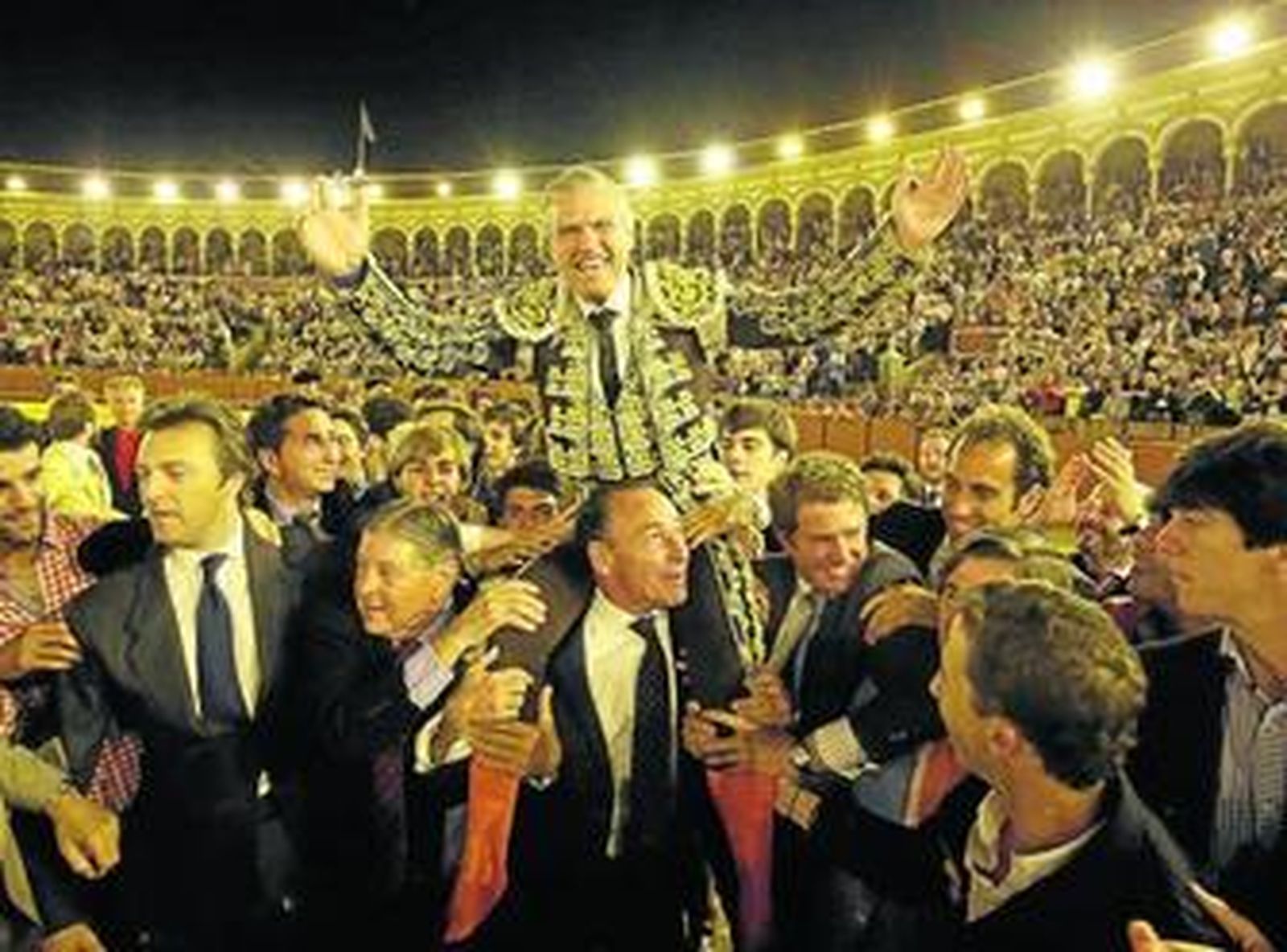 Espartaco, en su salida a hombros el pasado Domingo de Resurrección en la plaza de toros de Sevilla.