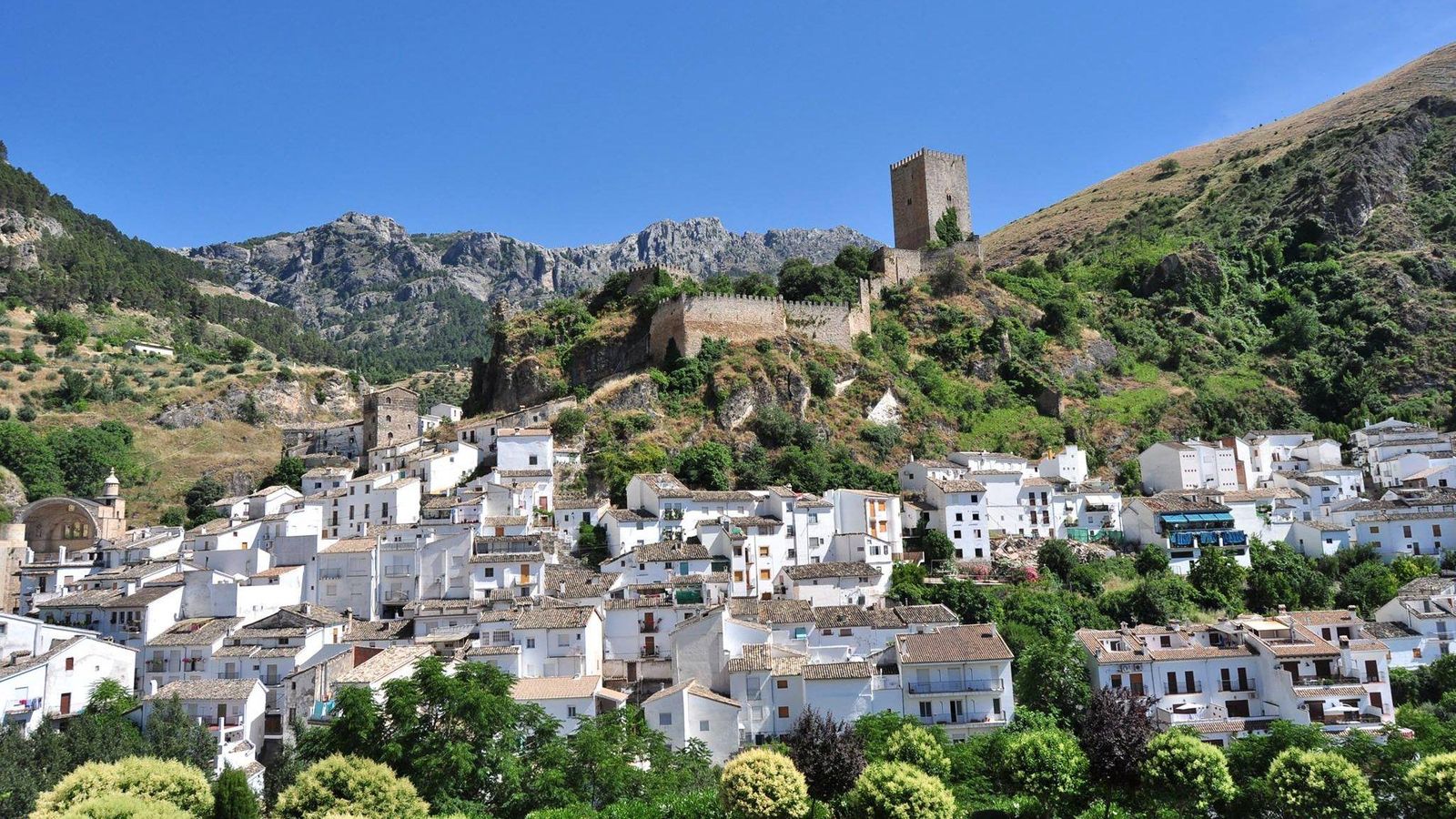 Cazorla está situada en la ladera de una colina, por lo que tiene sinuosas calles empinadas. Cazorla está situada en la ladera de una colina, por lo que tiene sinuosas calles empinadas.