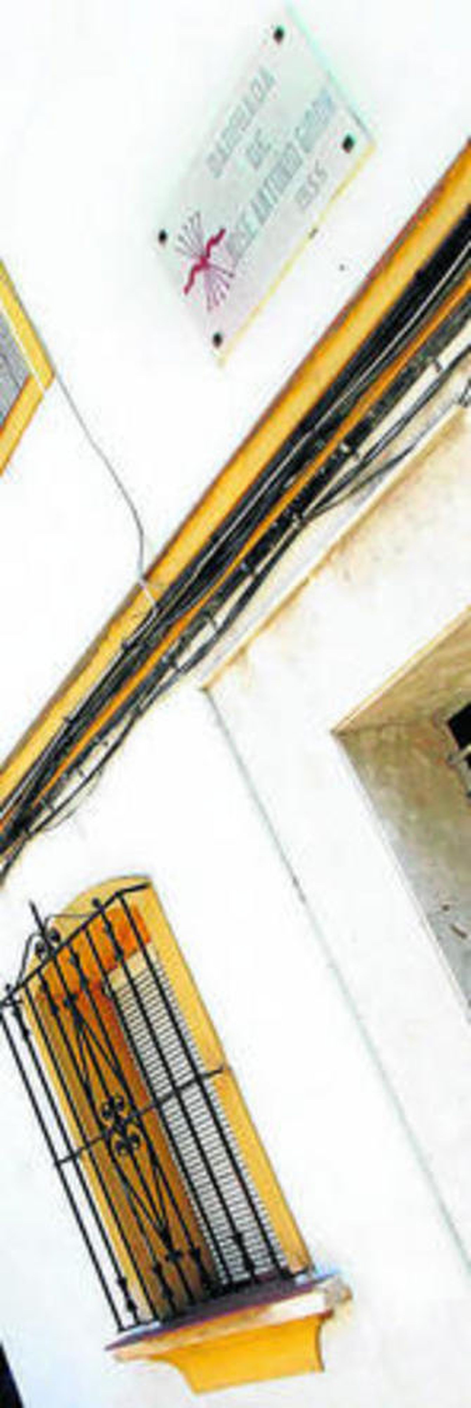 El águila, el yugo y las flechas aún son visibles en el callejero