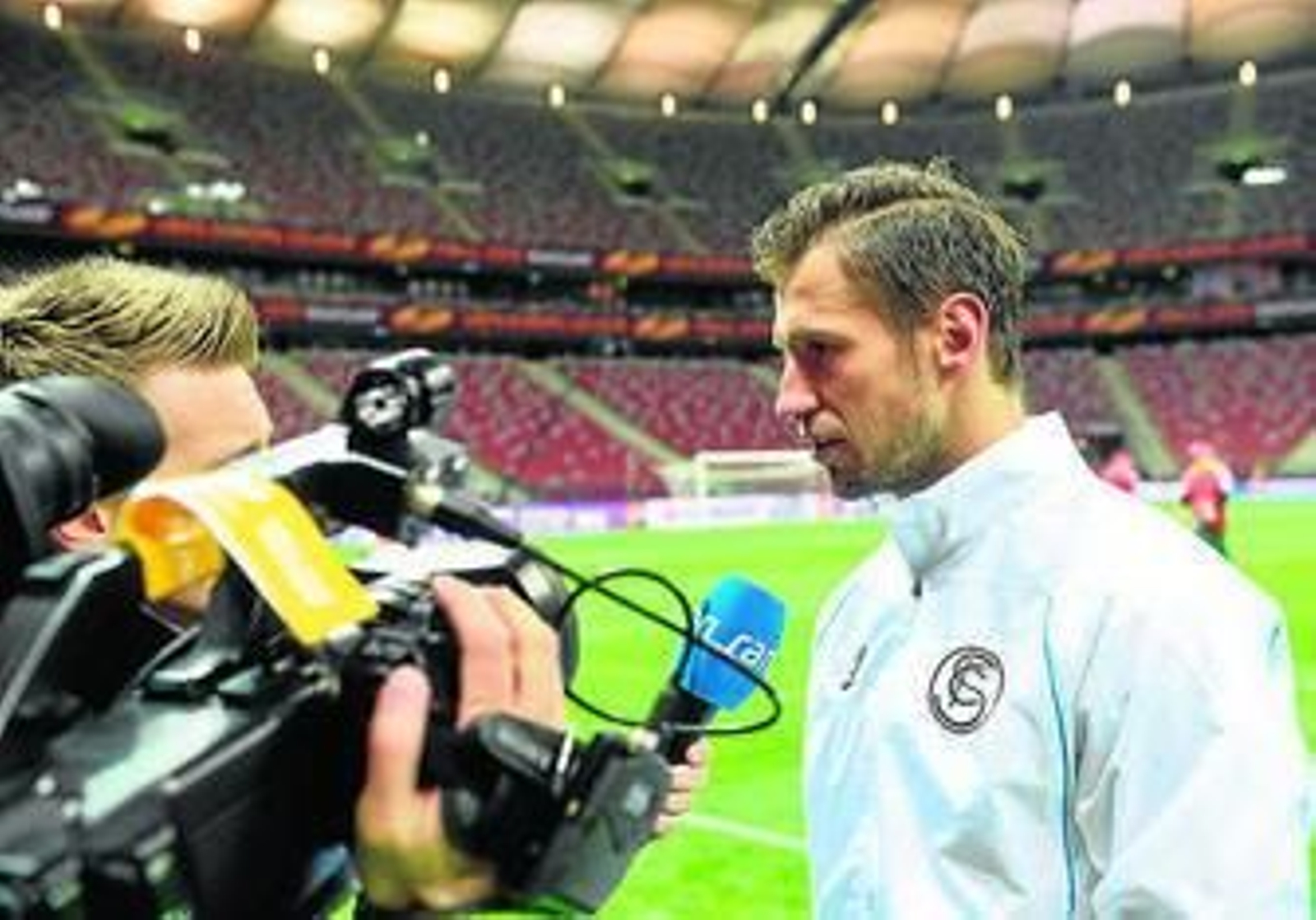 Krychowiak atiende a una televisión polaca en la final.