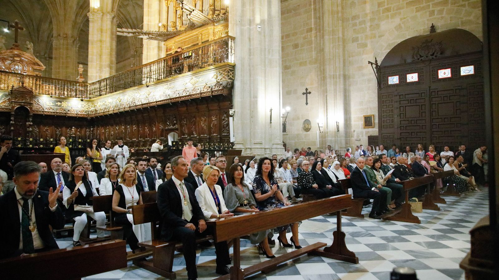 Autoridades municipales, con la alcaldesa María del Mar Vázquez, a la cabeza, en la Misa Estacional.