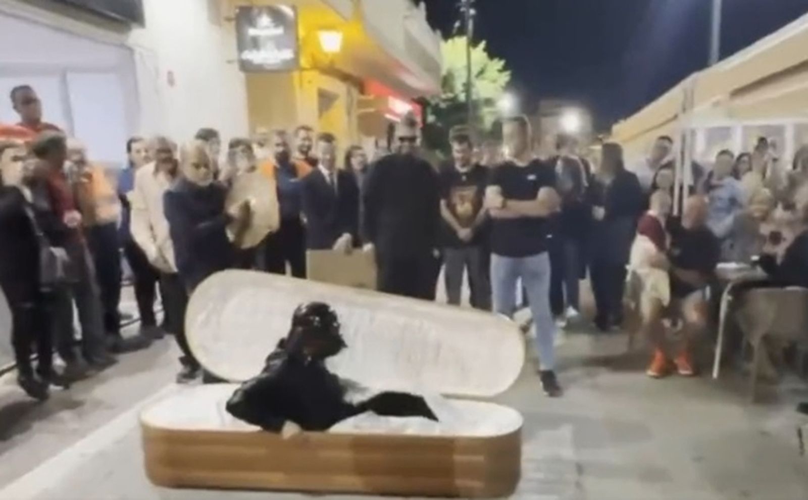 Momento en el que el novio sale de un ataúd vestido de Darth Vader