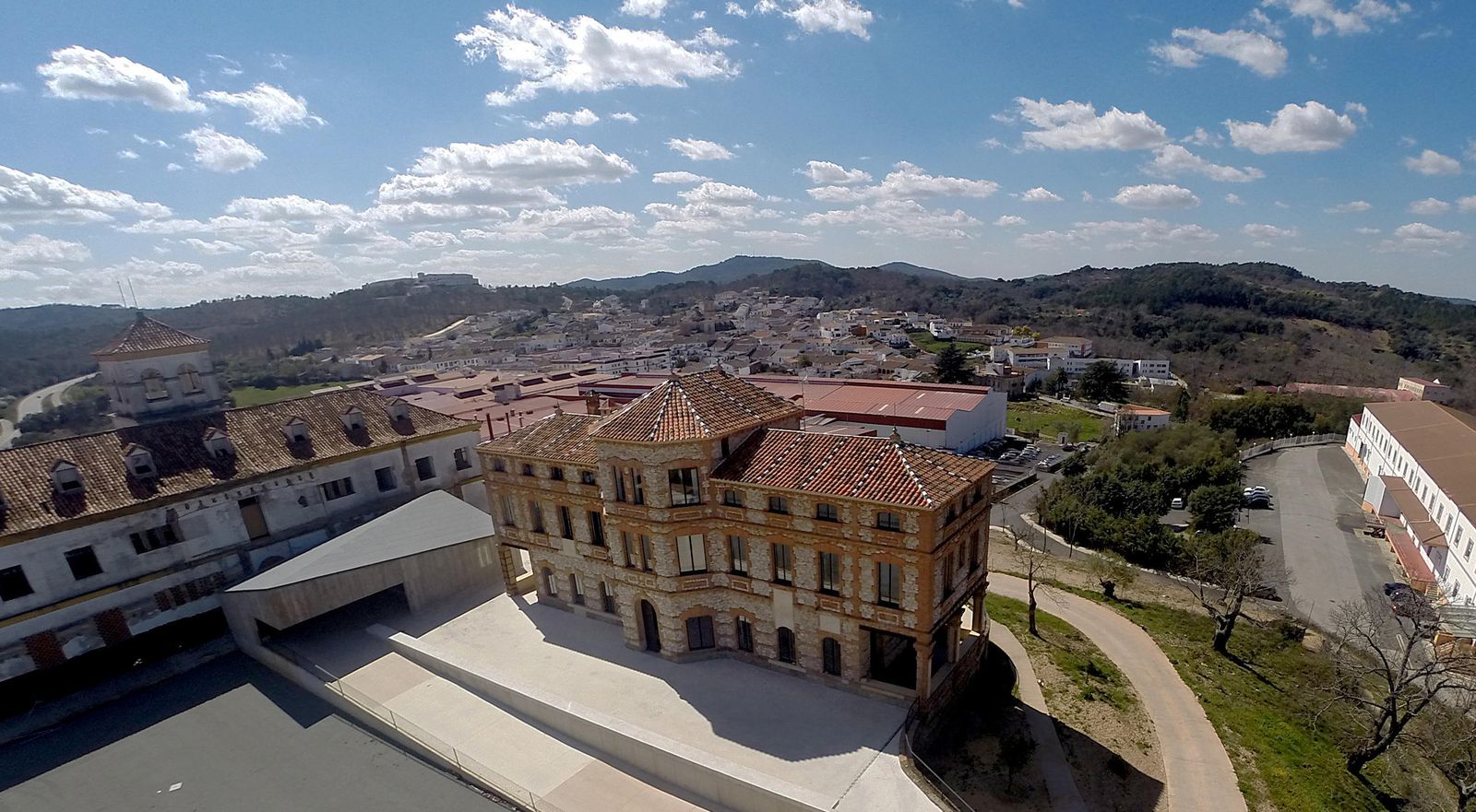 Proyecto del matadero de cerdo ibérico que impulsa el Ayuntamiento de Jabugo en la localidad.