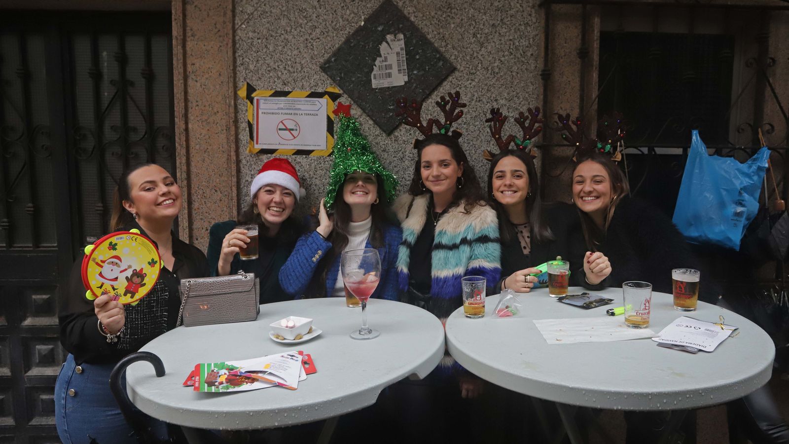 Un grupo de jóvenes en un bar de tapas en La Línea.