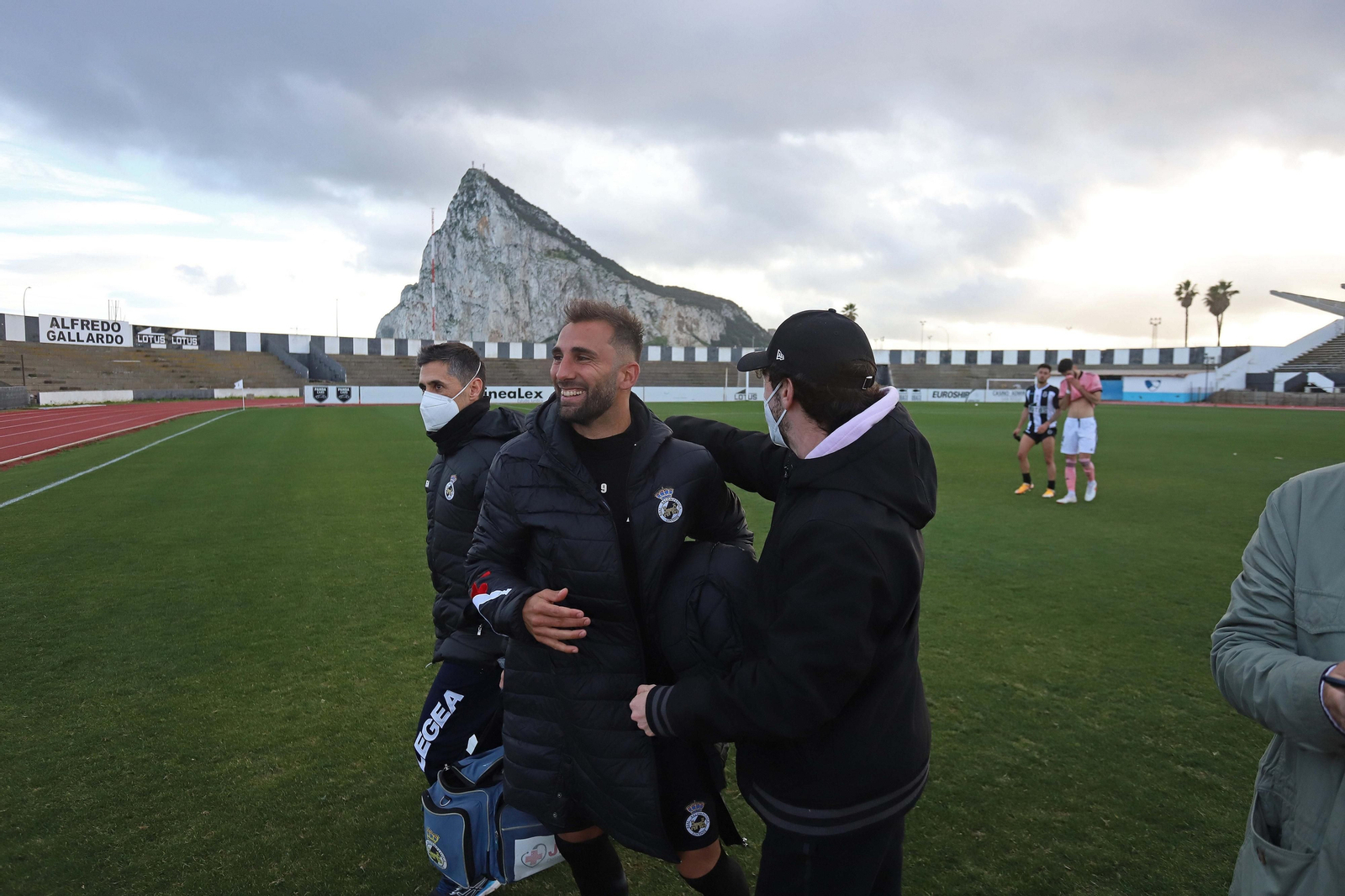 Pito Camacho abandona el terreno de juego tras el Balona-Marbella, del que fue protagonista