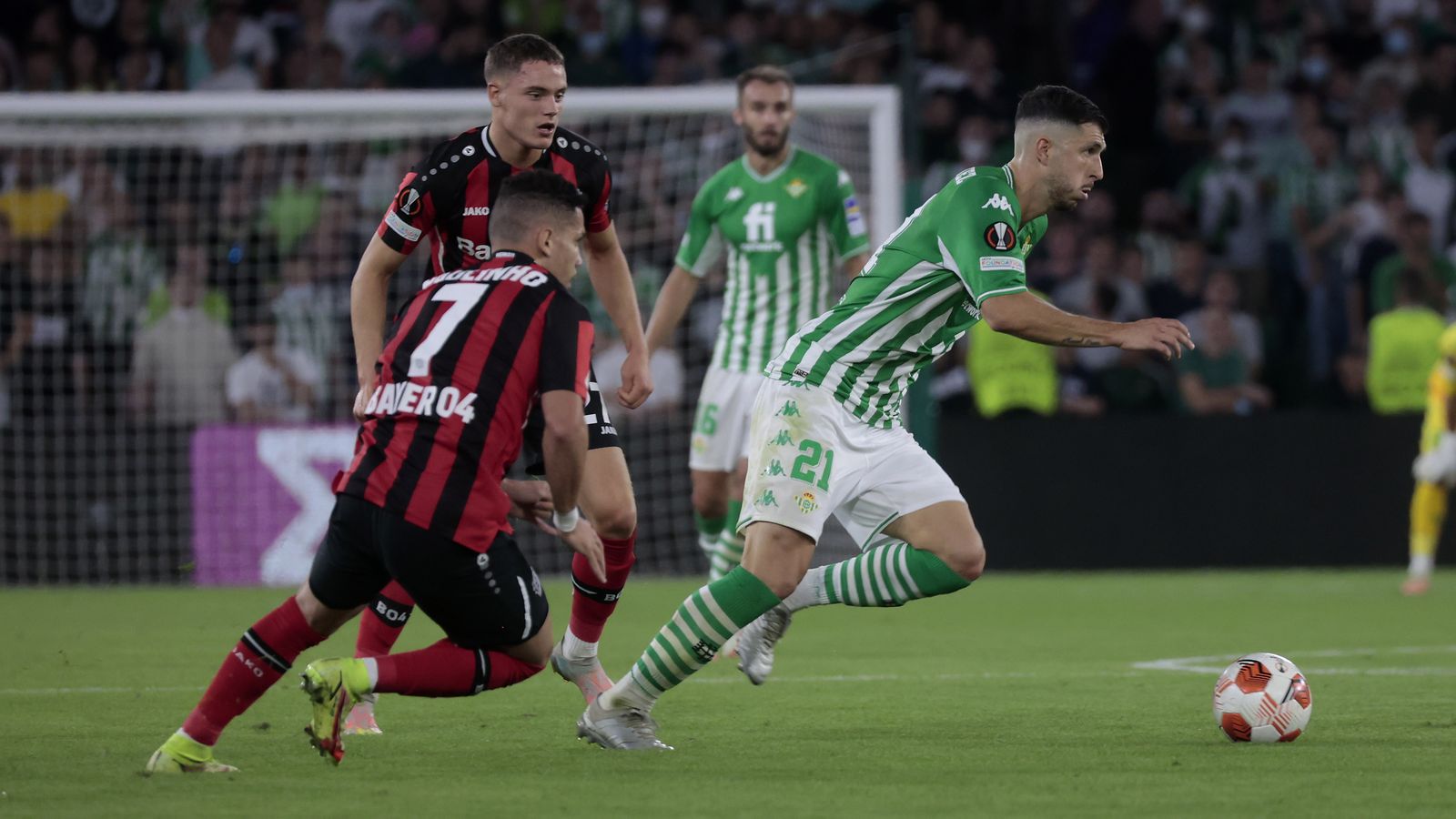 Guido Rodríguez conduce el balón ante Paulinho.
