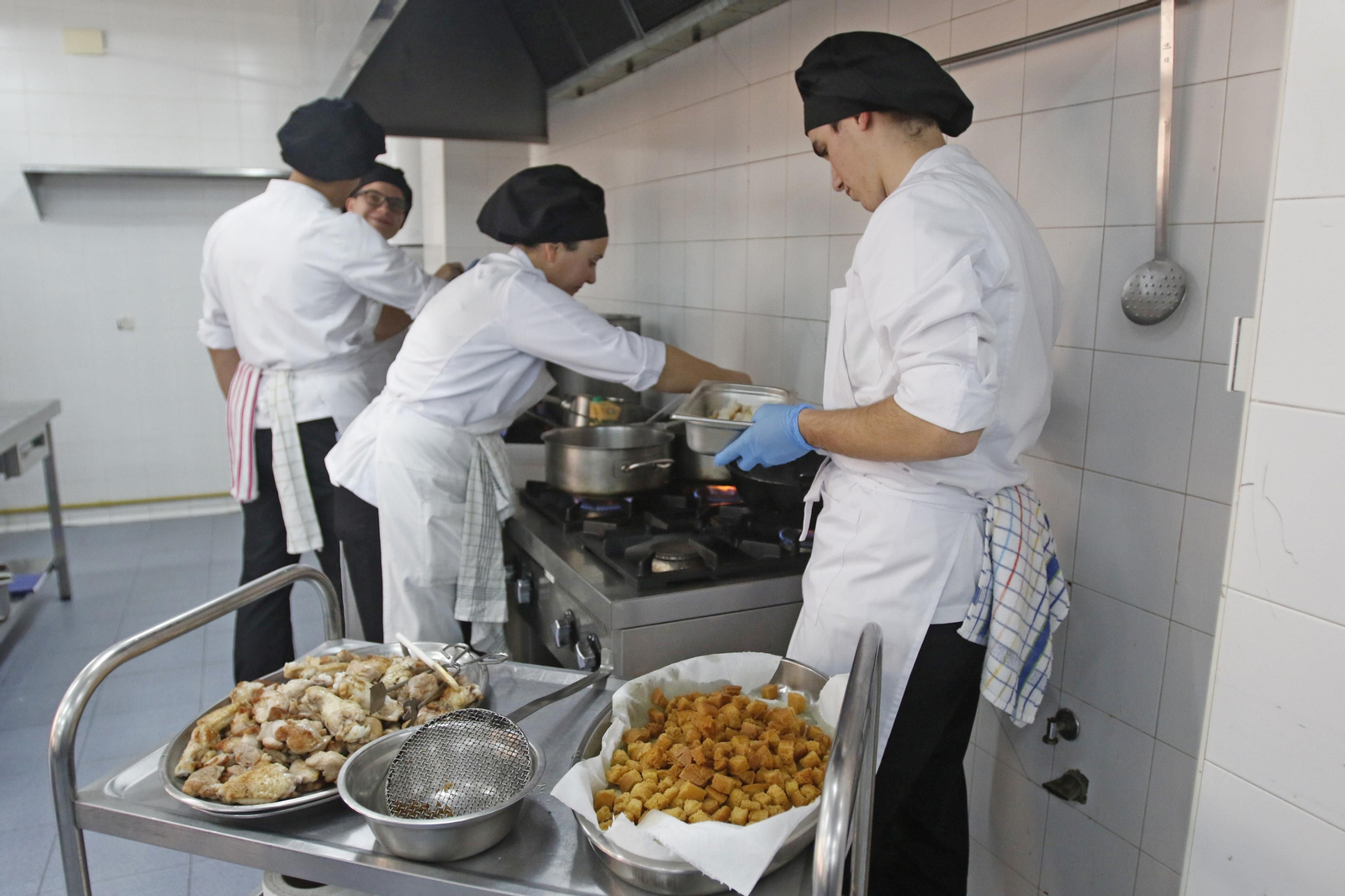 Varios cocineros en una cocina de Córdoba.