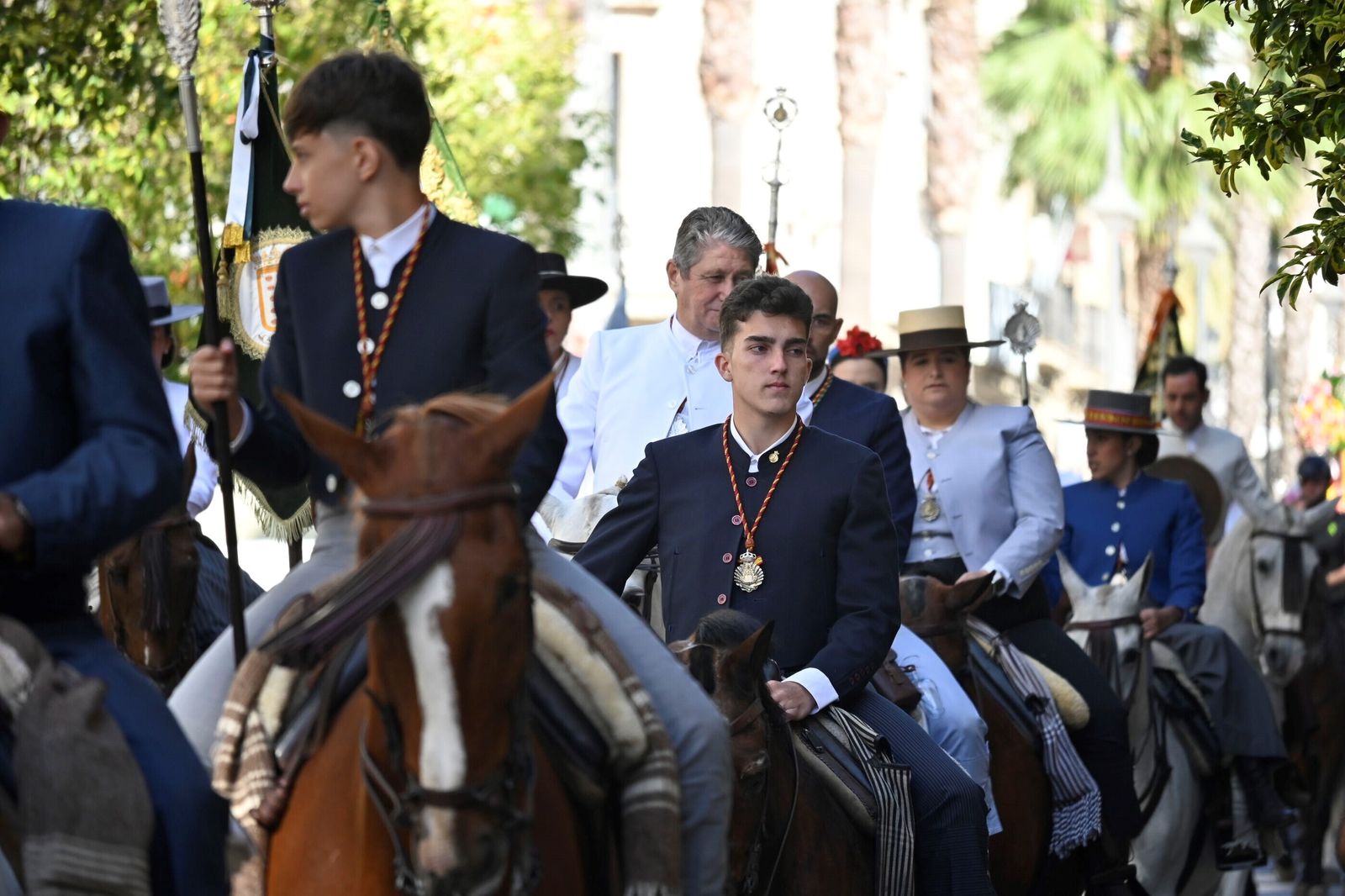 Imágenes de los peregrinos de la Hermandad de Emigrantes en su salida por las calles de Huelva