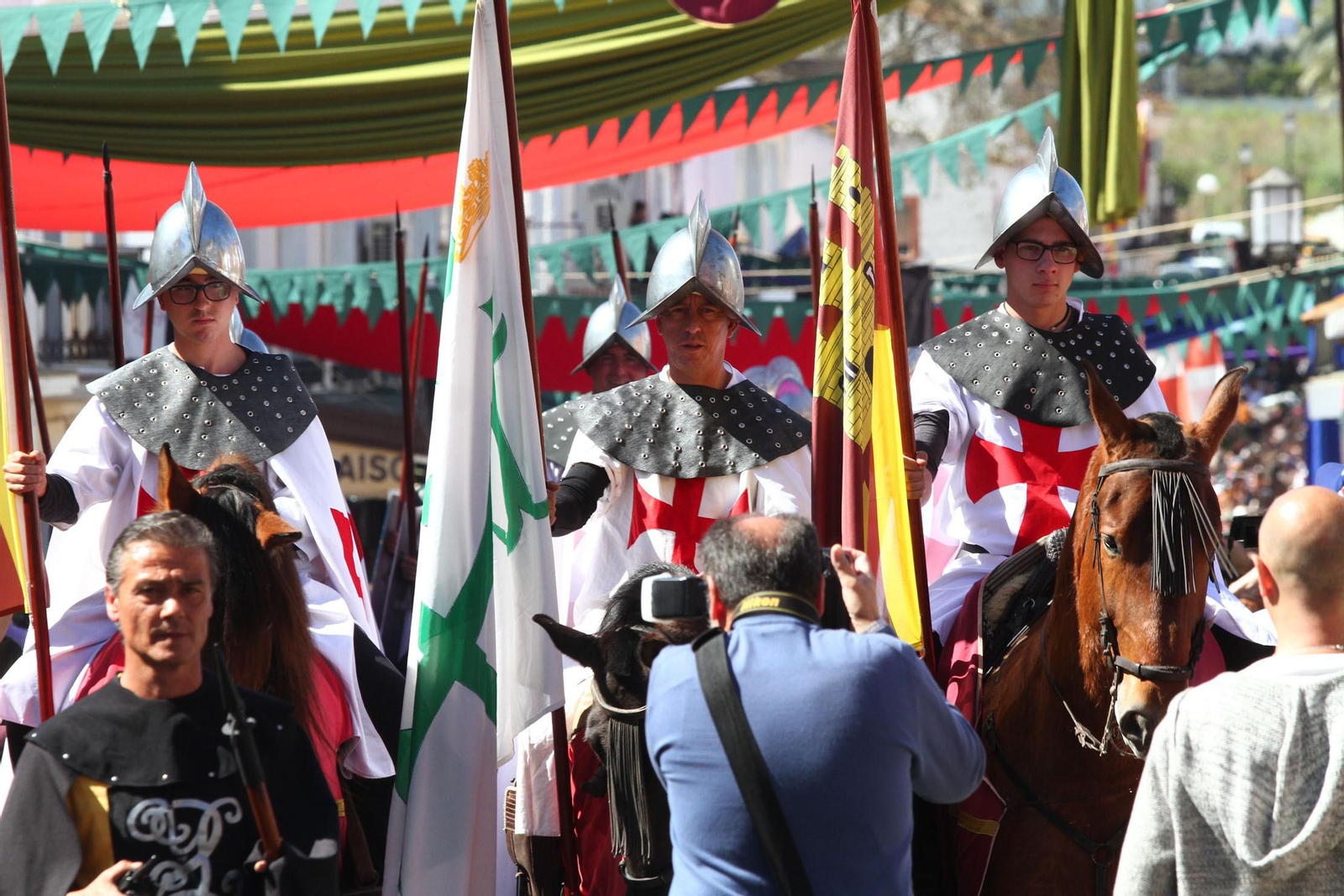 Imágenes del desfile de la XIX Feria Medieval del Descubrimiento, en Palos de la Frontera
