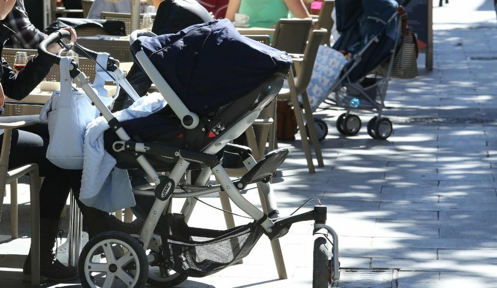 Carros de bebé en una terraza del centro.