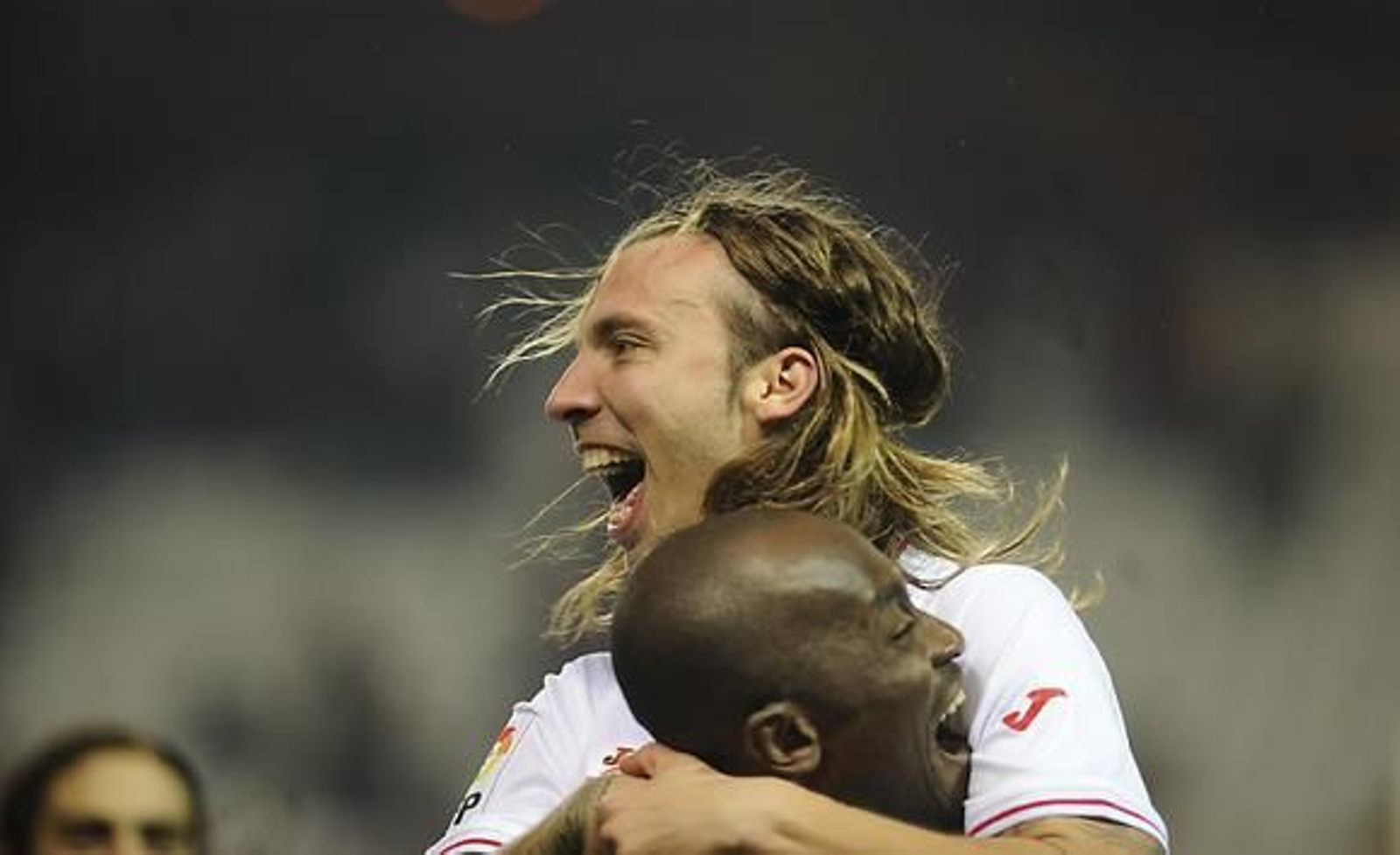 El Sevilla celebra la vuelta de Sergio Sánchez a los terrenos de juego con el pase a las semifinales de Copa del Rey ante el Villarreal (3-0). / AFP