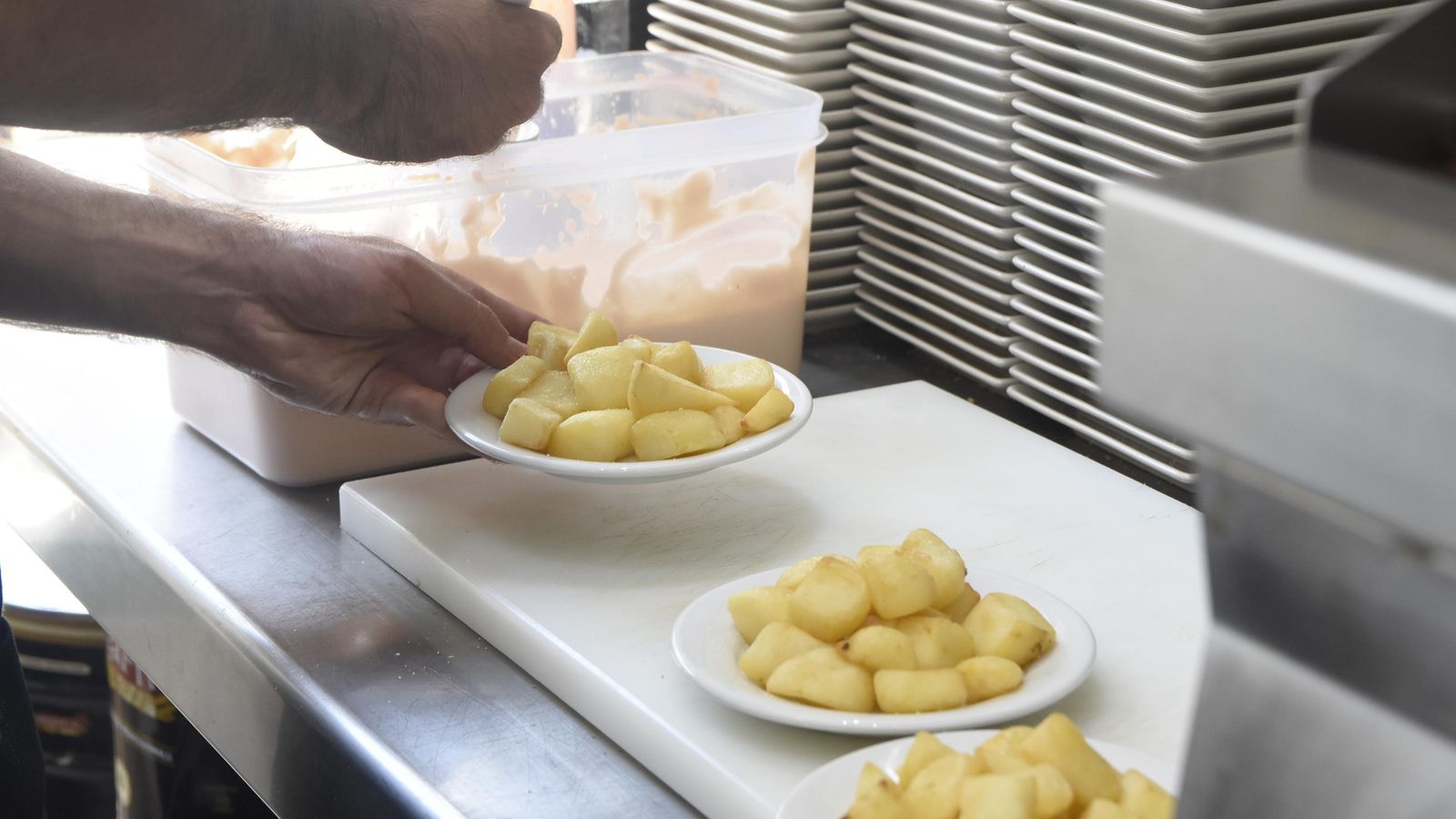 Patatas bravas caseras, a punto de ser servidas.