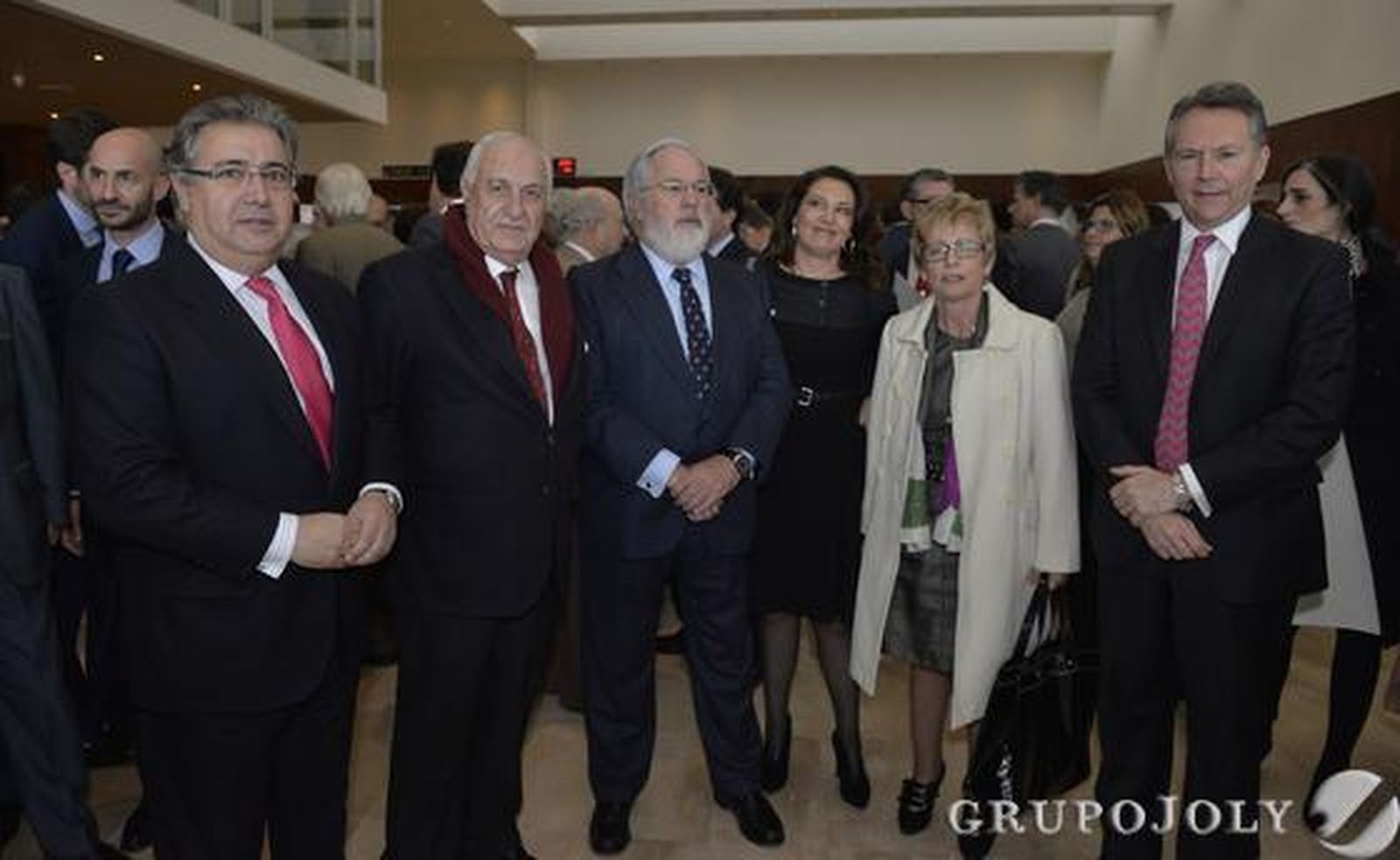 Juan Ignacio Zoido; Juan Ramón Guillén, presidente del grupo Acesur; Miguel Arias Cañete; Carmen Crespo, delegada del Gobierno en Andalucía; Elena Víboras, consejera de Agricultura de la Junta, y José Joly, presidente del Grupo Joly. / Juan Carlos Vázquez