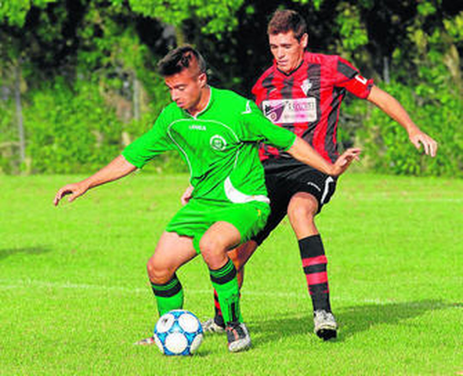 Un lance cel choque entre el Industrial y el Novo disputado ayer.