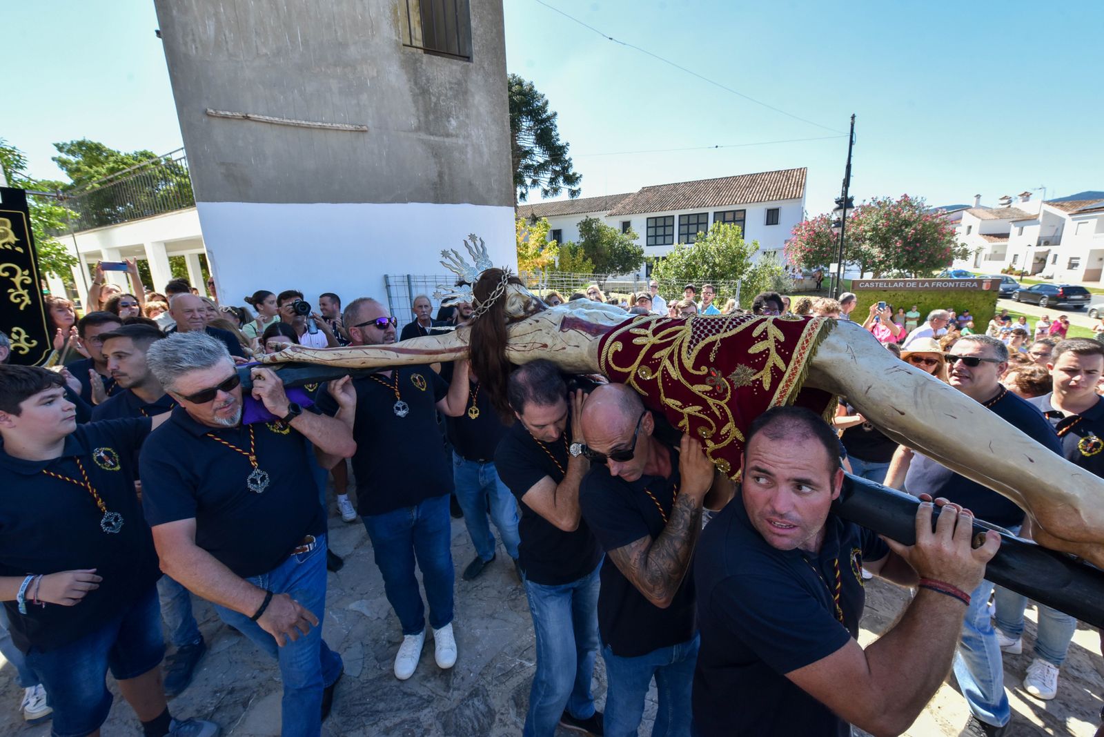 La procesión del Cristo de la Almoraima, en imágenes