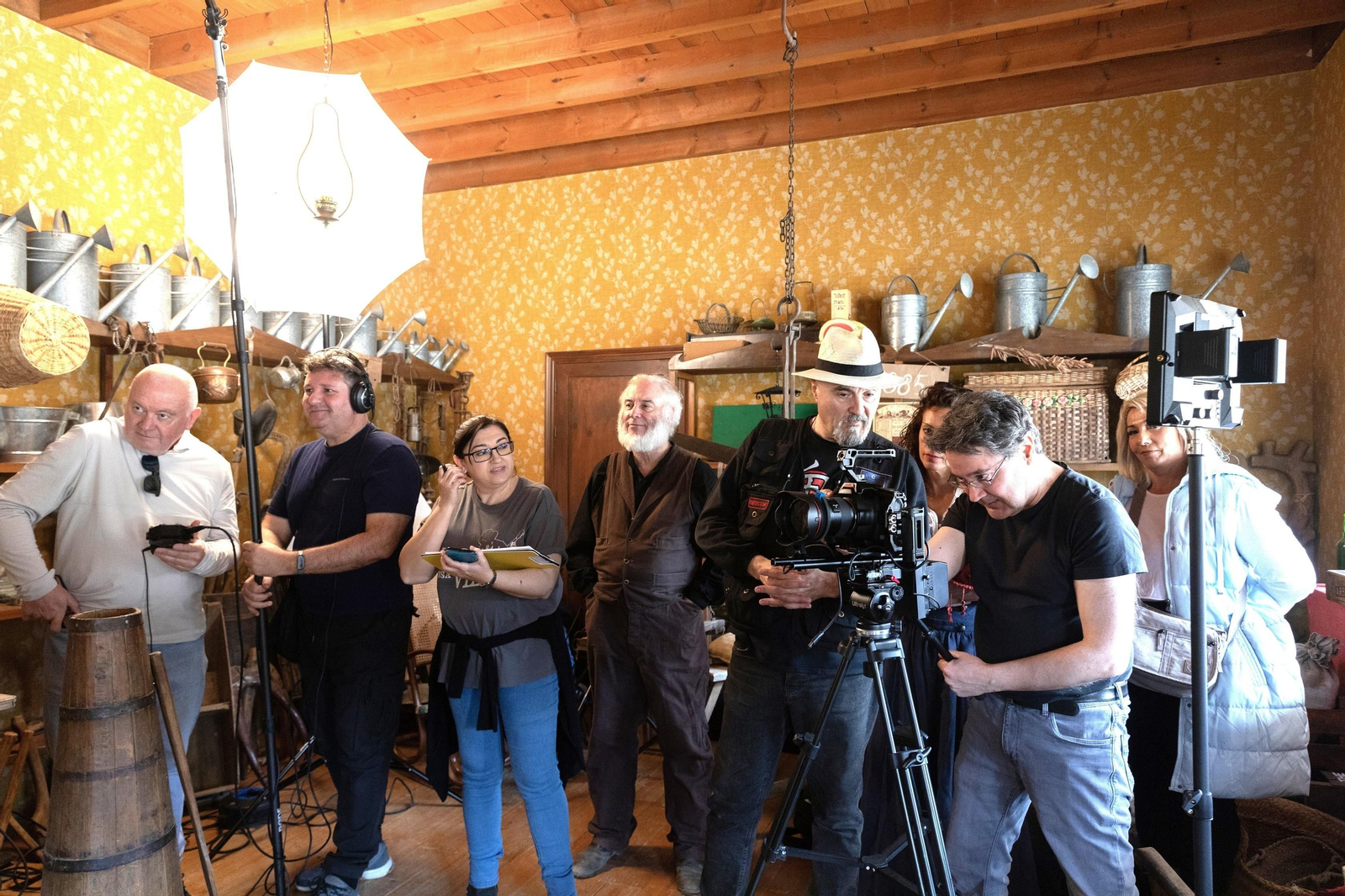 Equipo técnico, preparando el rodaje de la escena, en el General Store.