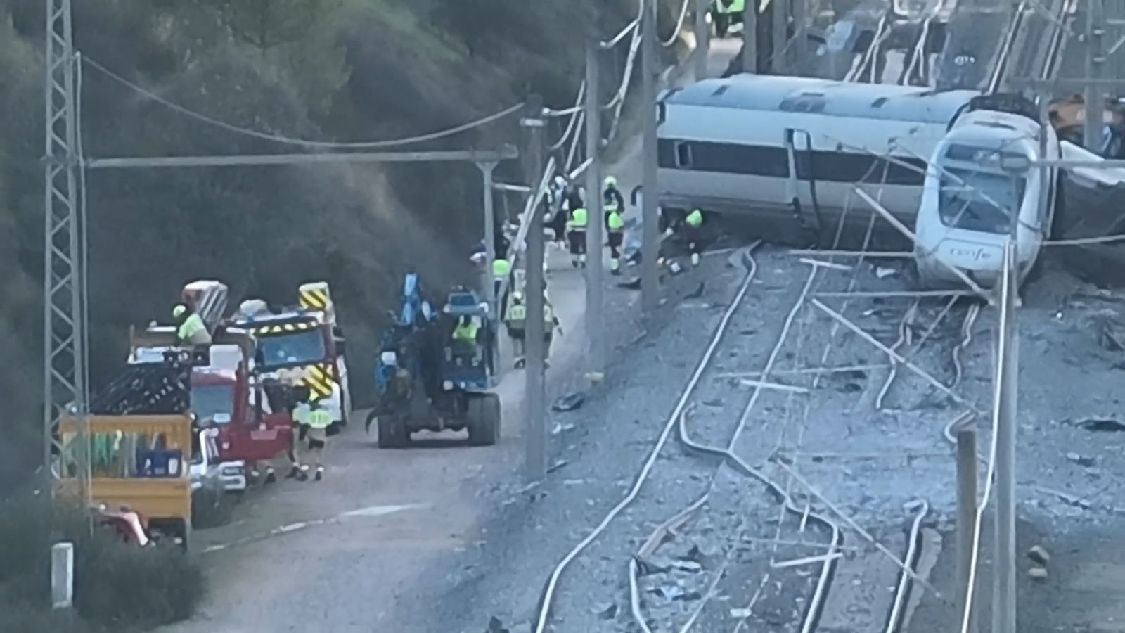 Así ha sido el levantamiento de los trenes tras el accidente ferroviario de Adamuz.