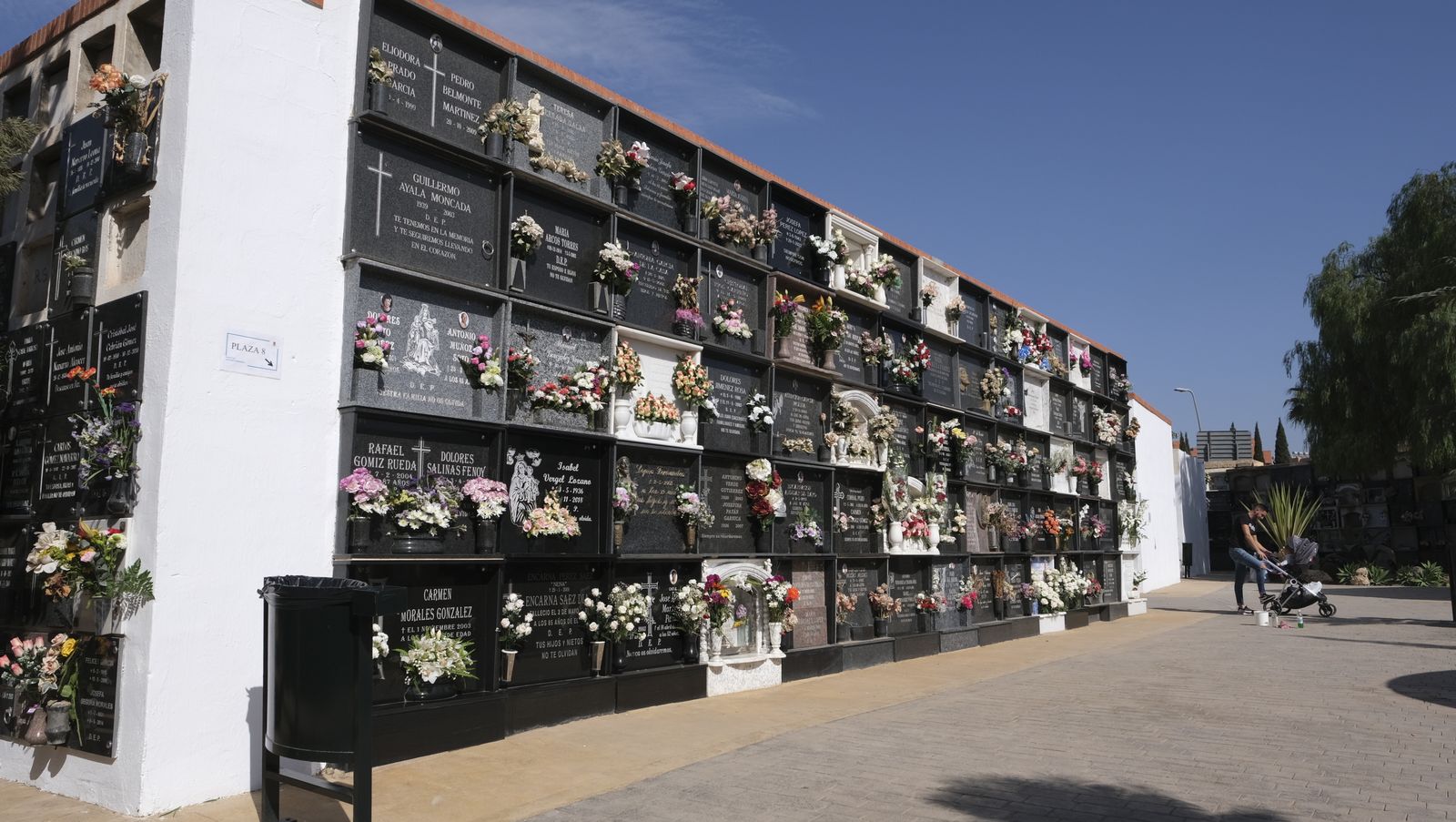 Imágenes del Día de Todos los Santos en el Cementerio de San José de Almería