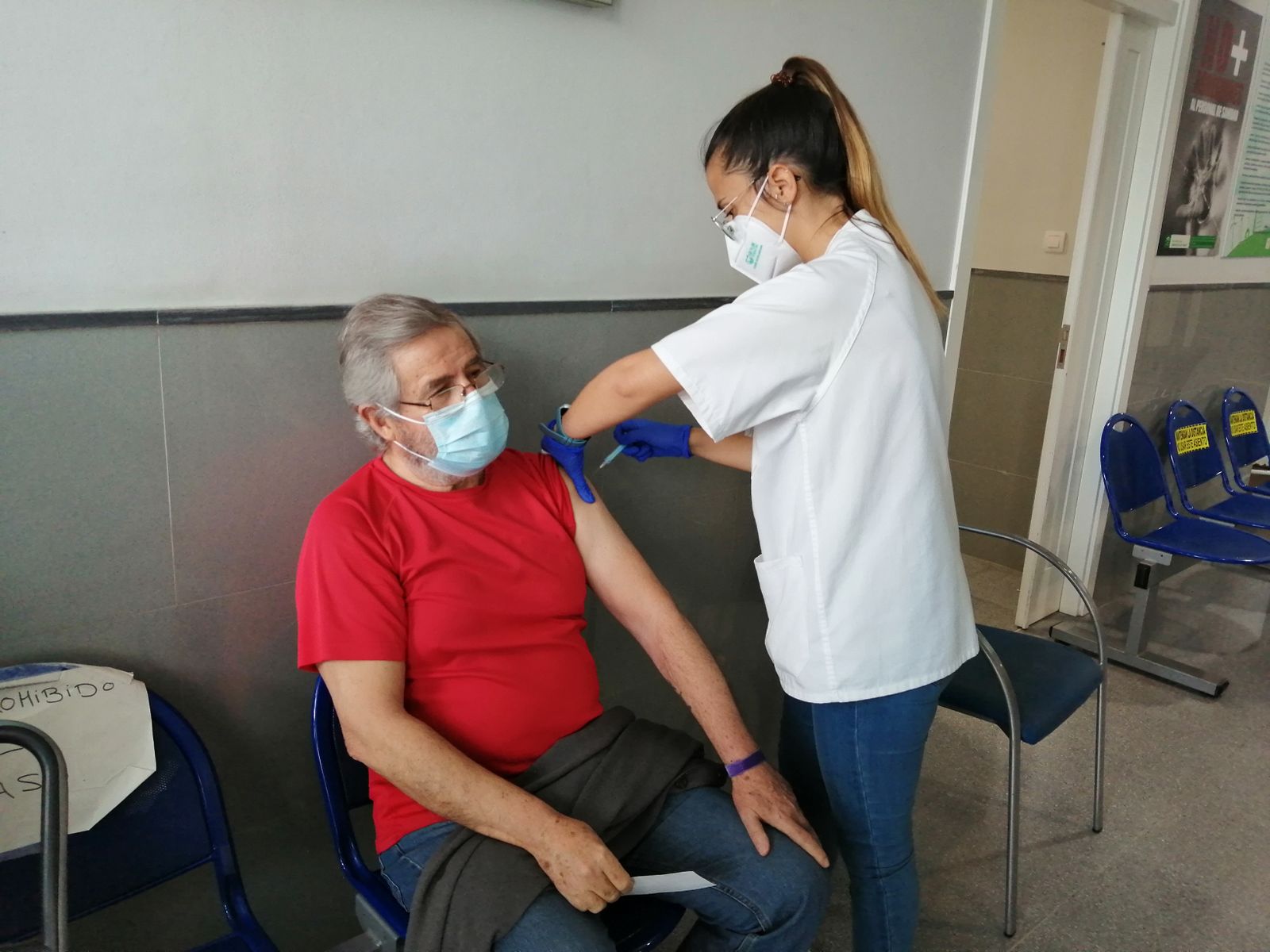 Una enfermera del centro de salud de Tiro de Pichón vacuna a un hombre.