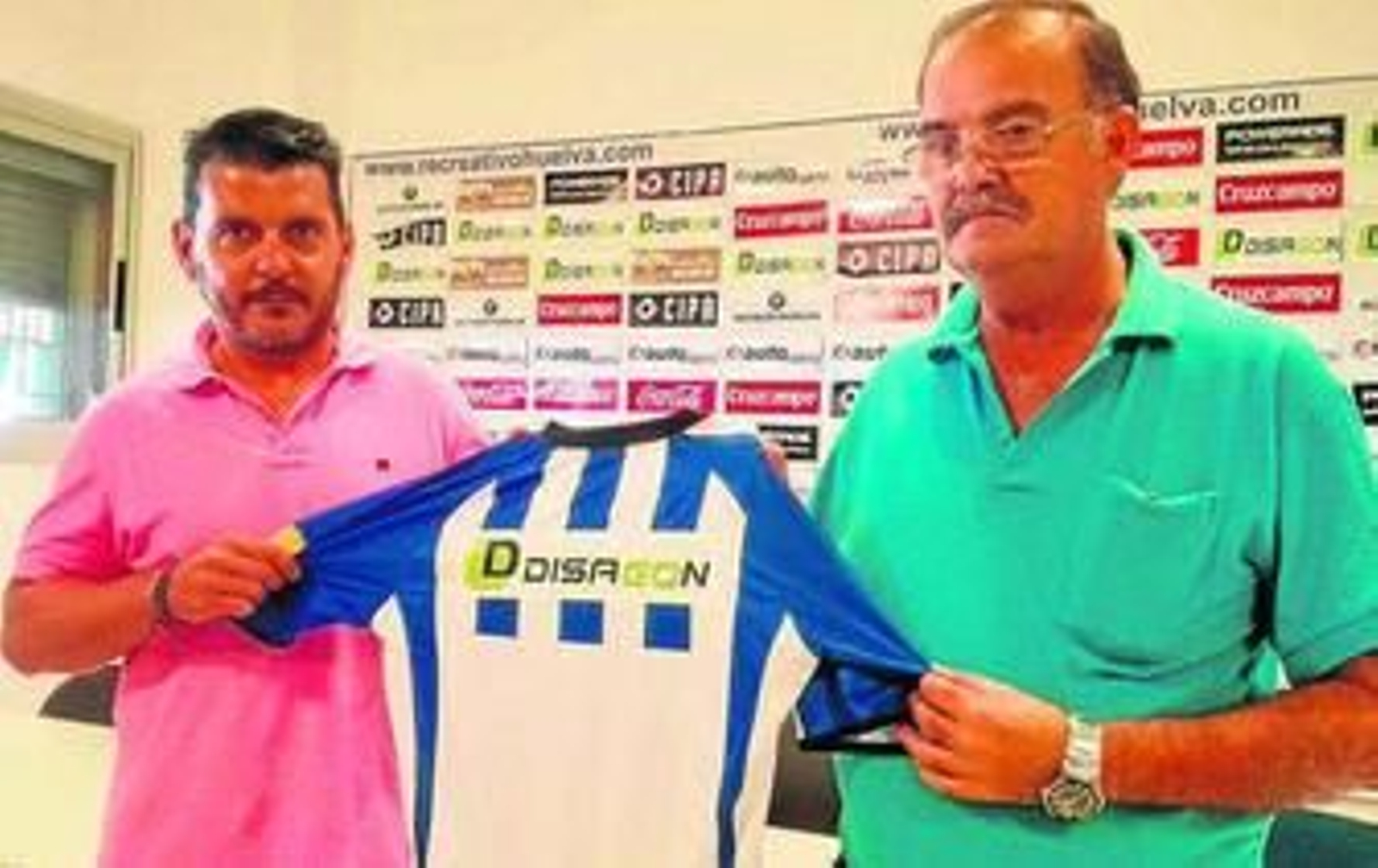 Luis Carlos Calderay y Benjamín Naranjo posan con la camiseta albiazul.