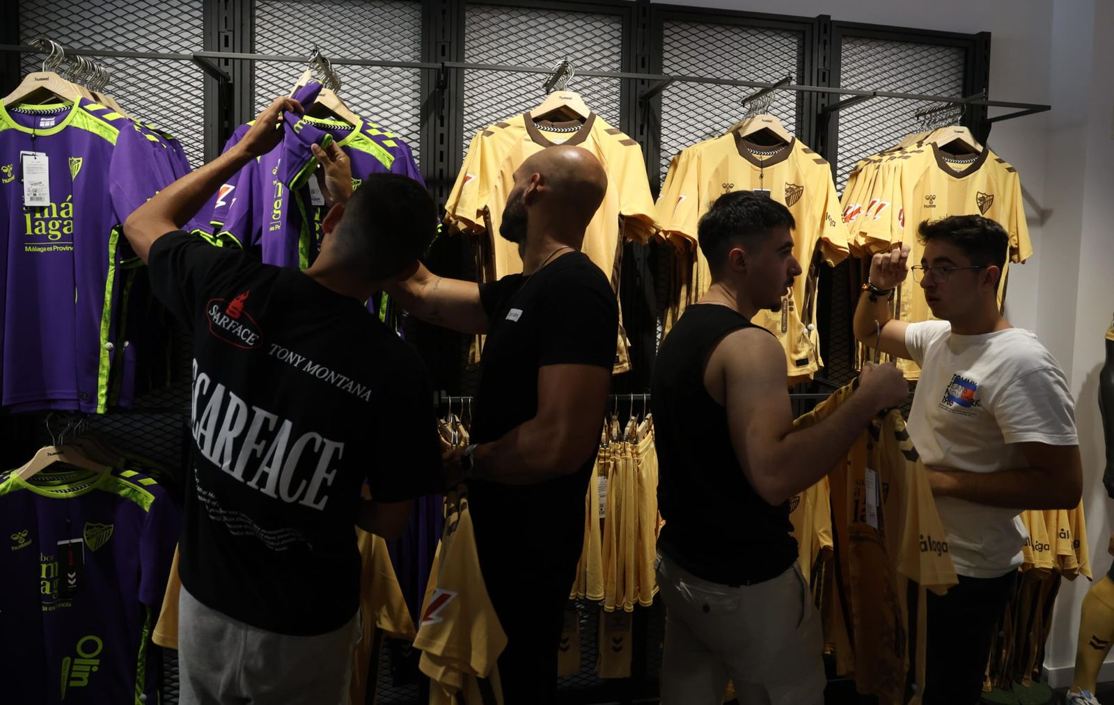 Así lucen la segunda y tercera camiseta del Málaga CF en la tienda
