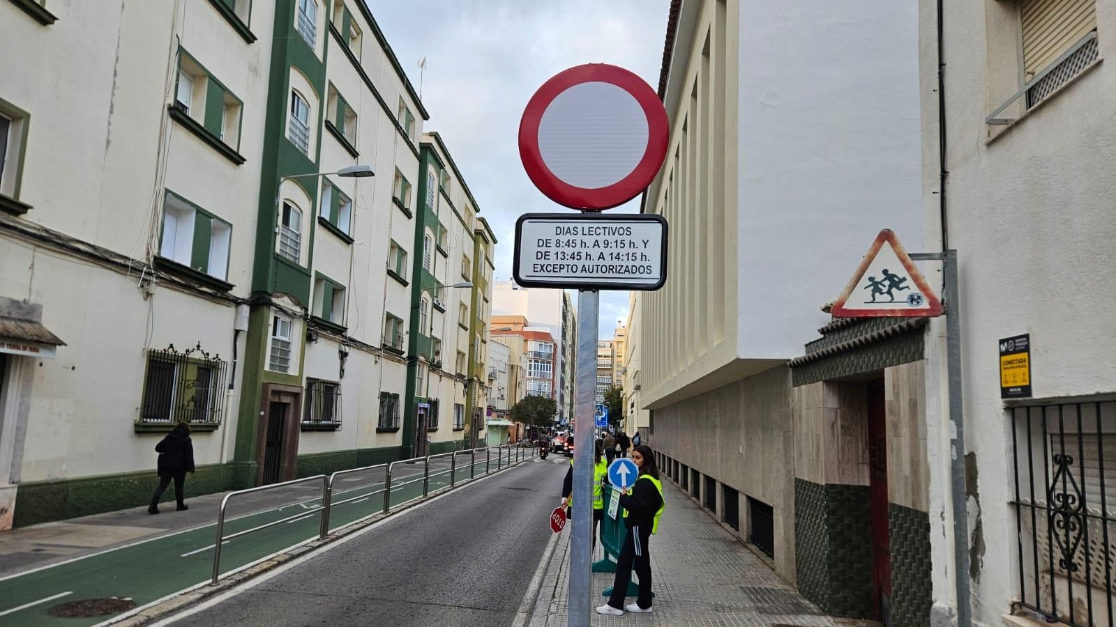 La calle del colegio Rebaño de María quedó expedito de vehículos durante la entrada y salida de los escolares