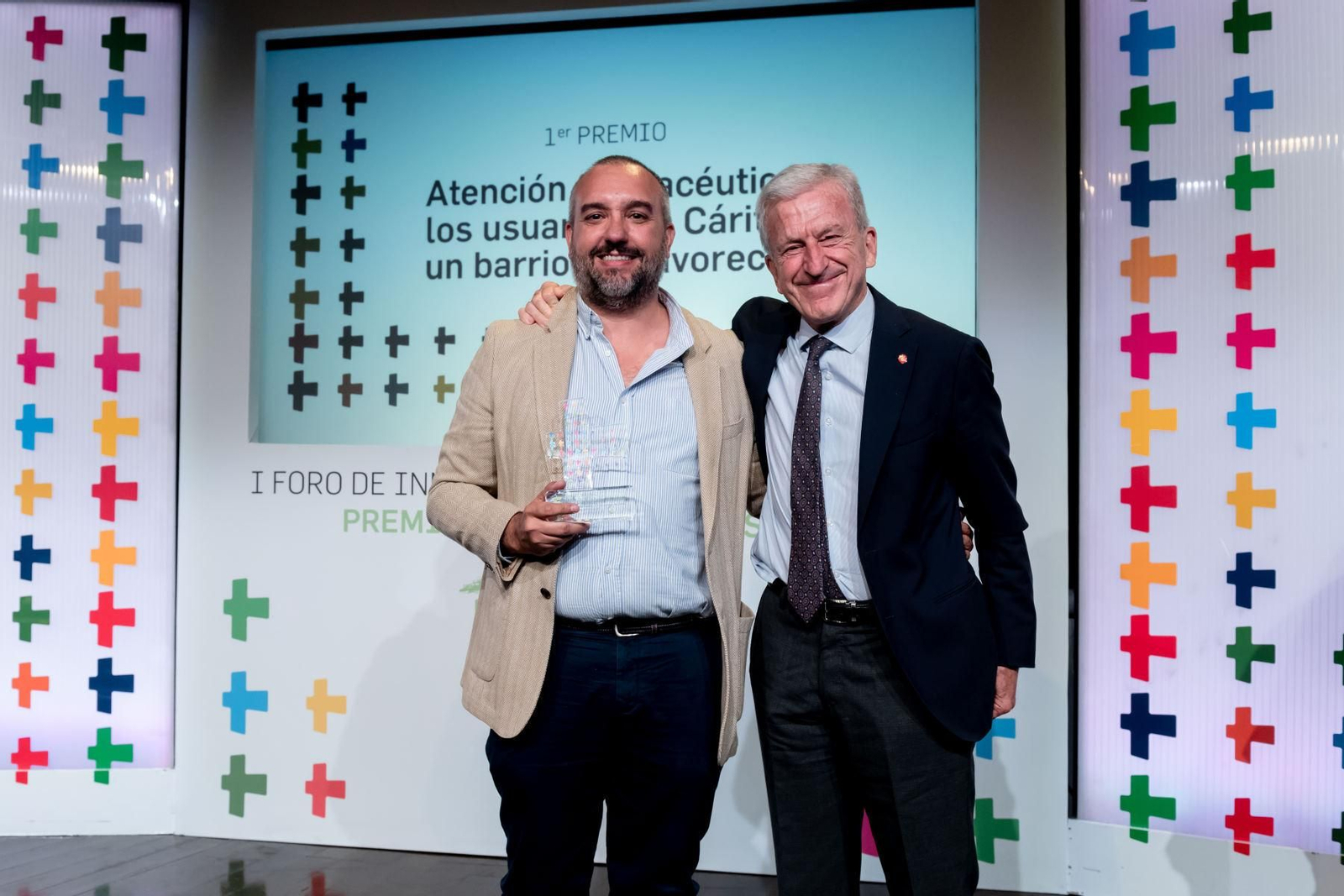 El farmacéutico sevillano Domingo Ortega López tras recibir el premio.
