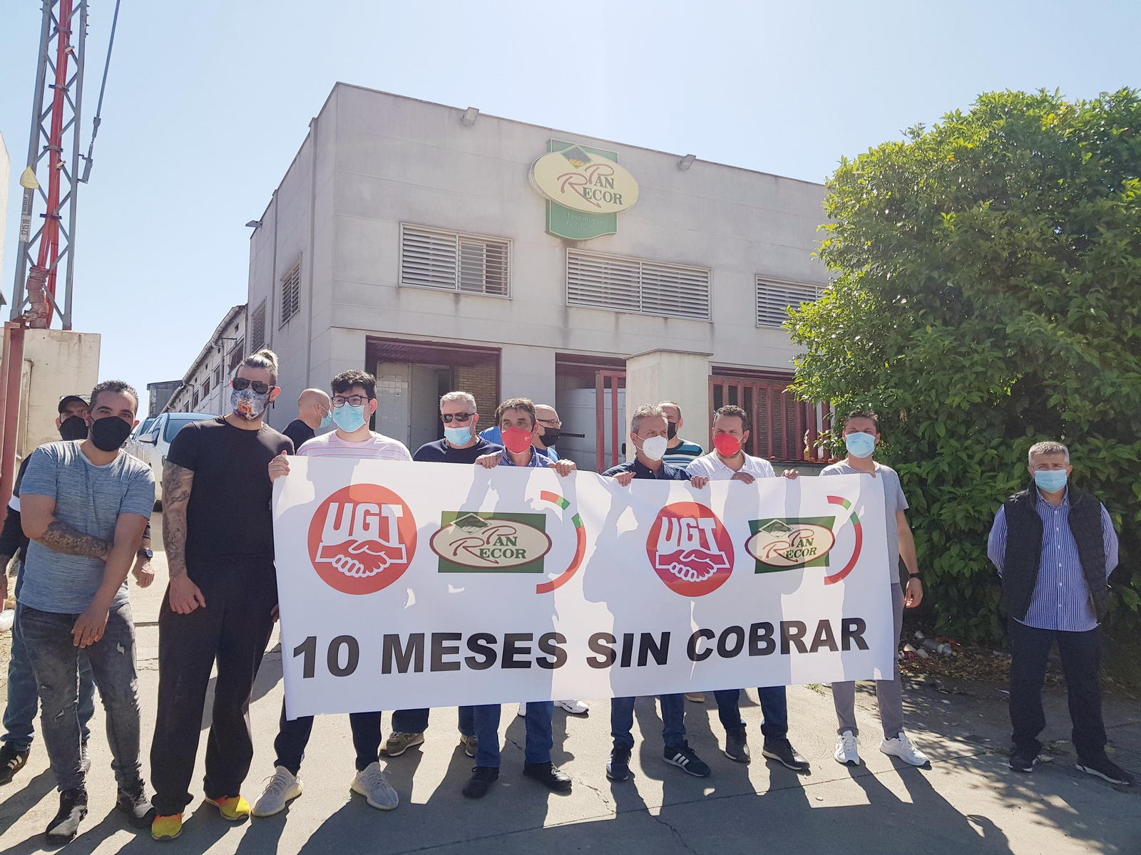 Concentración de UGT y trabajadores de Pan Recor para denunciar el impago de hasta 10 nóminas.