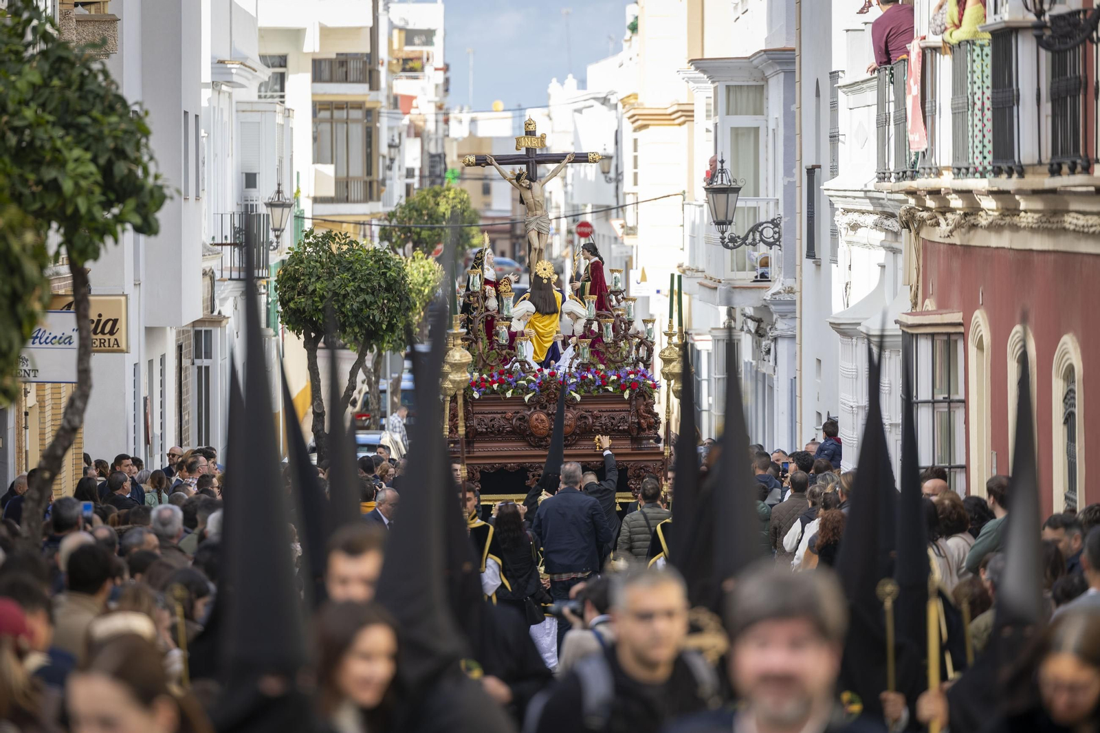 En imágenes, Vera Cruz también adelanta su salida y recorta su recorrido en el Miércoles Santo de la Semana Santa 2025 de San Fernando